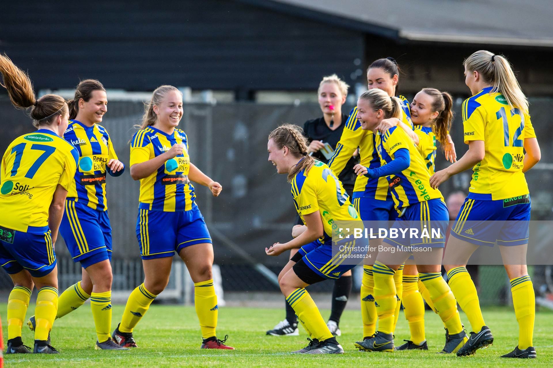 Eskilsminnes Nova Karlsson jublar med lagkamrater