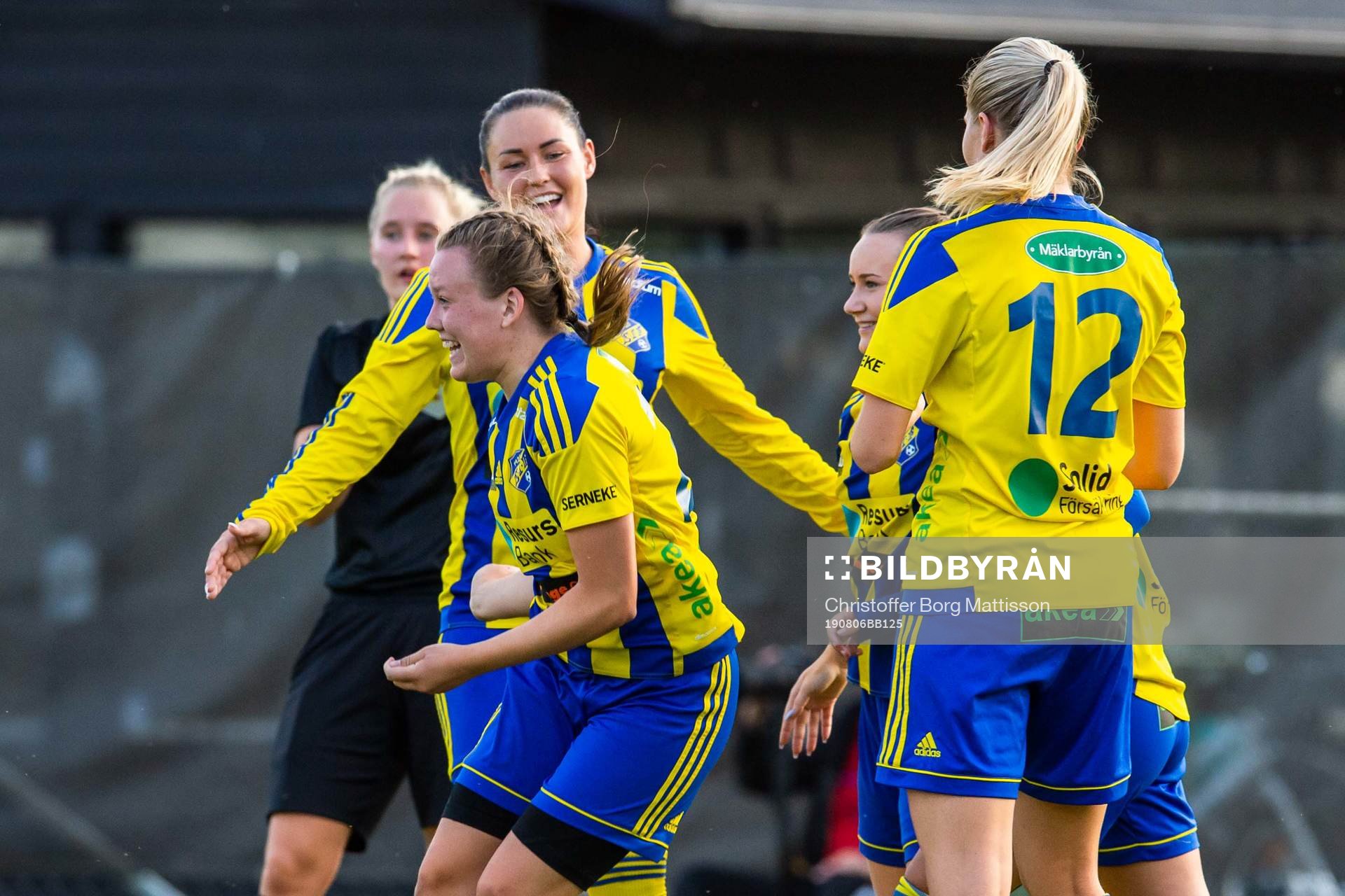 Eskilsminnes Nova Karlsson jublar med lagkamrater