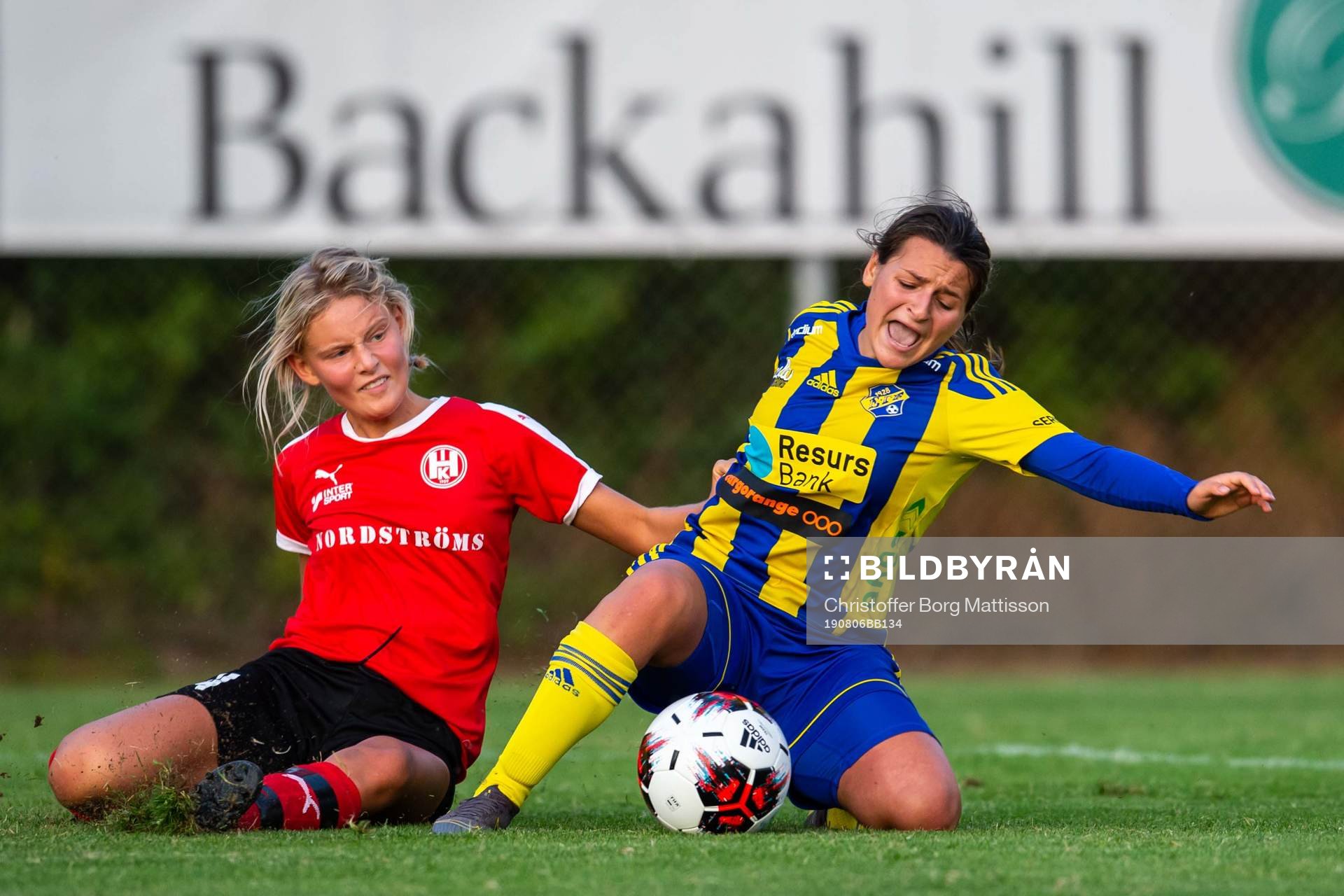 Hittarps Julia Frigell Jansson och Eskilsminnes Emma Petrovic under fotbollsmatchen i Division 1 södra Götaland mellan Eskilsminne och Hittarp den 6 augusti 2019 i Helsingborg.