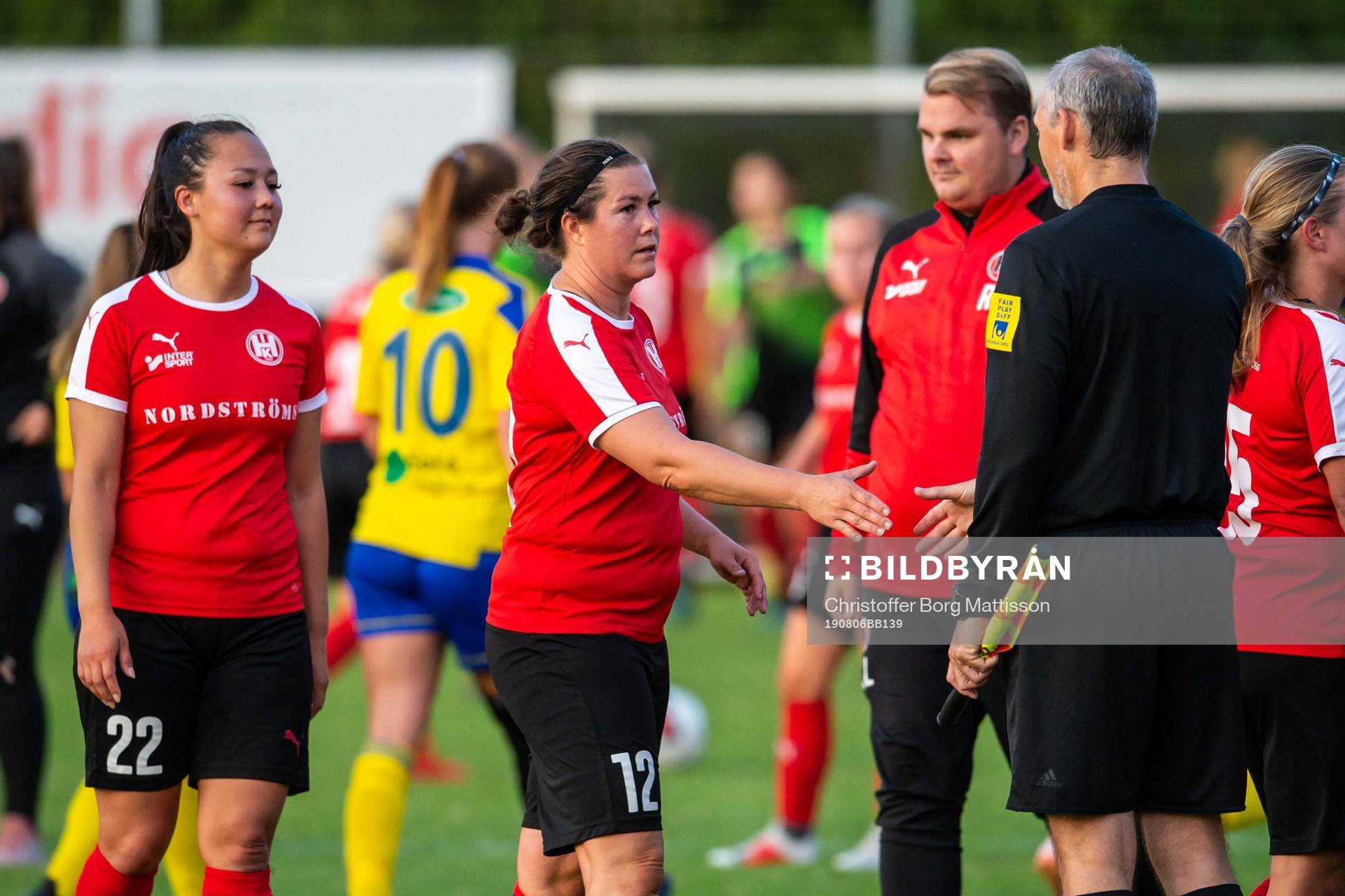 Hittarps Isabel Maria Aguilar och Maria Westerblad tackar domarna efter fotbollsmatchen i Division 1 södra Götaland mellan Eskilsminne och Hittarp den 6 augusti 2019 i Helsingborg.