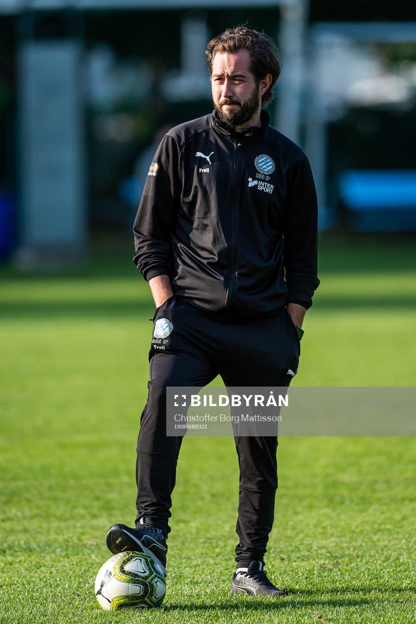 Råås assisterande tränare Hampus Freij under uppvärmningen inför fotbollsmatchen i Division 3 sydvästra Götaland mellan Råå och Laholm den 6 augusti 2019 i Helsingborg.