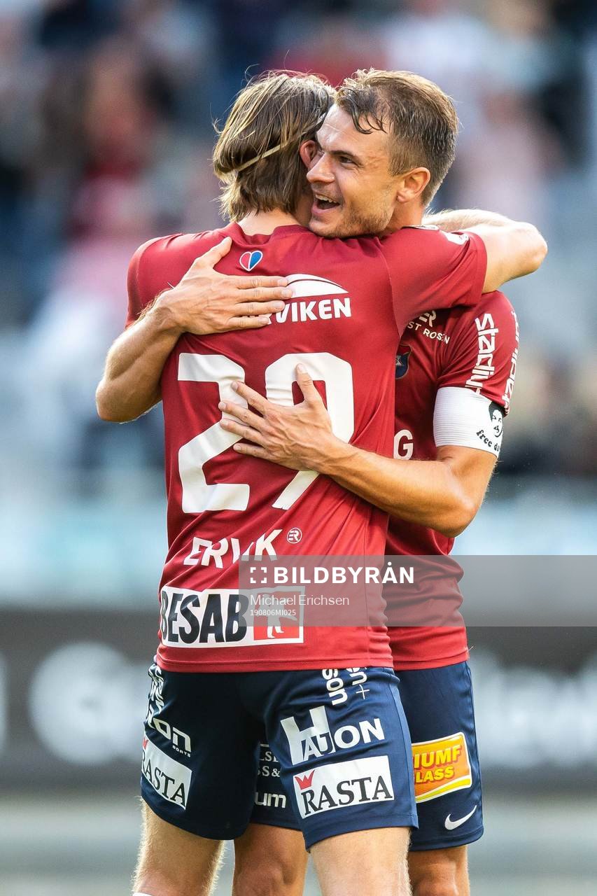 Örgrytes Danny Ervik jublar med lagkamrater