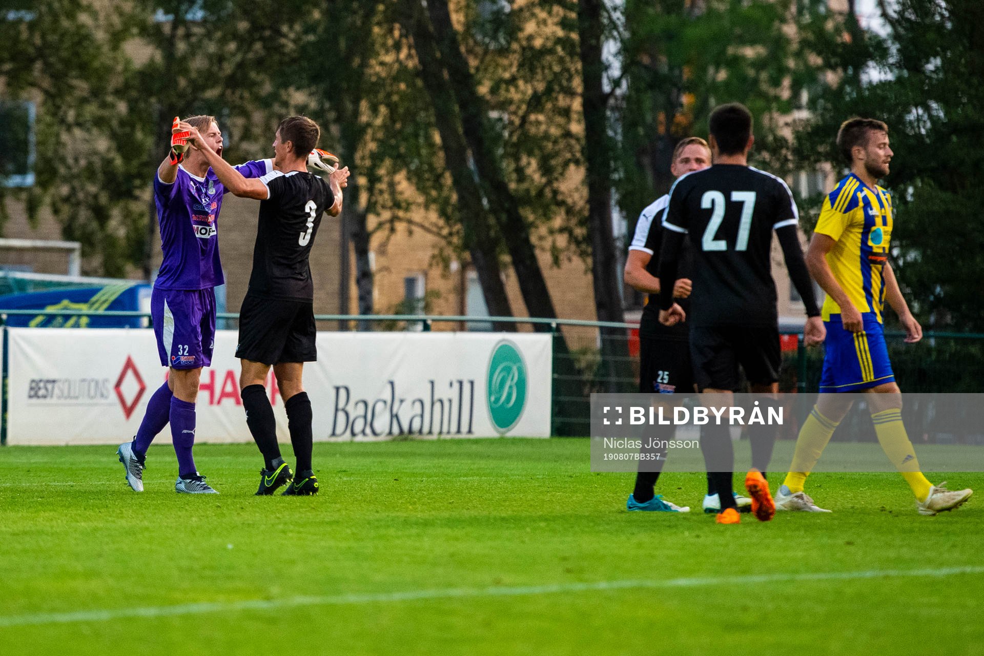 Lunds målvakt Jakob Tånnander och Johan Andersson jublar efter fotbollsmatchen i Division 1 södra mellan Eskilsminne och Lund den 7 augusti 2019 i Helsingborg.