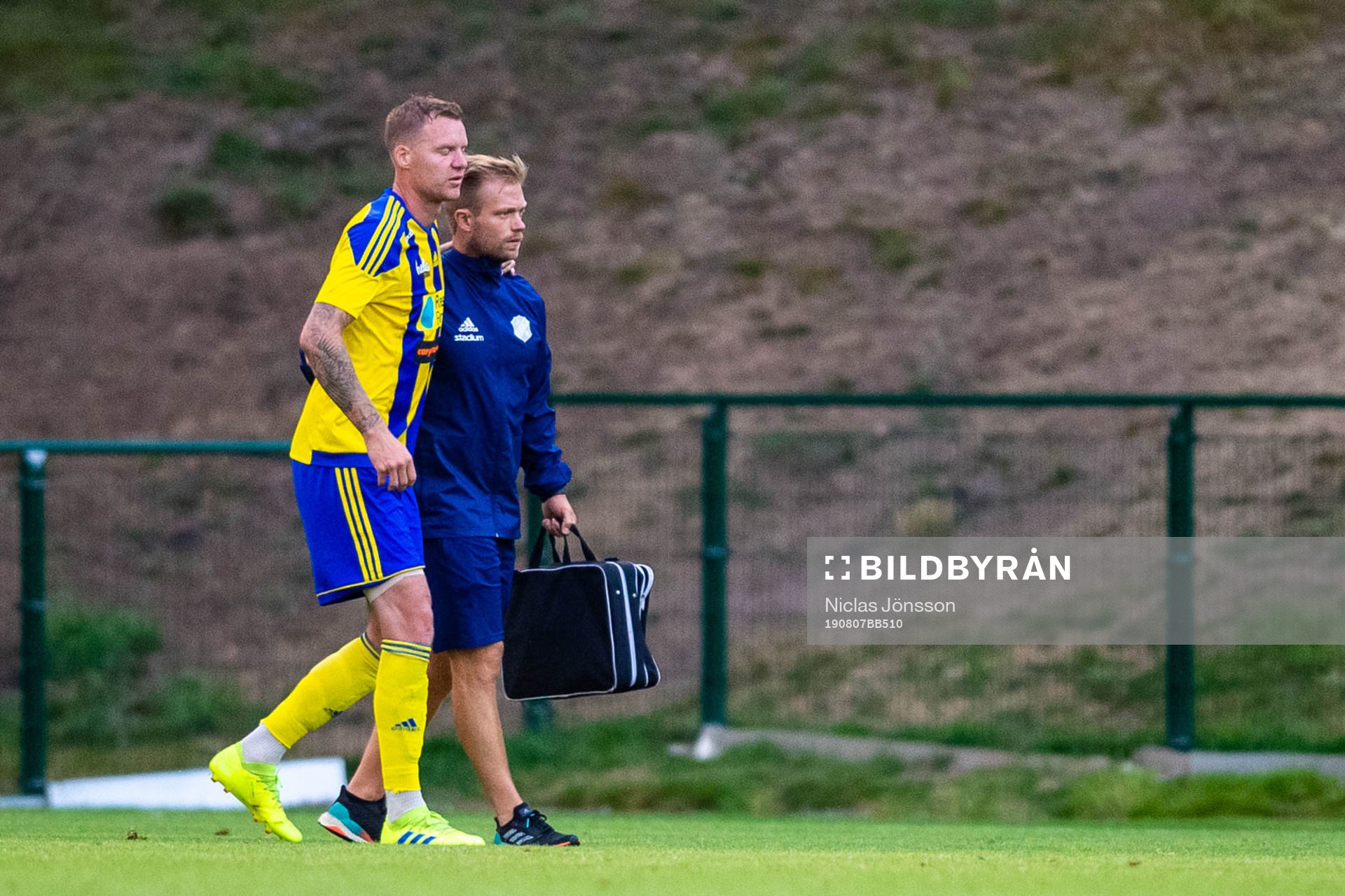 Eskilsminnes Marcus Nilsson får hjälp av planen