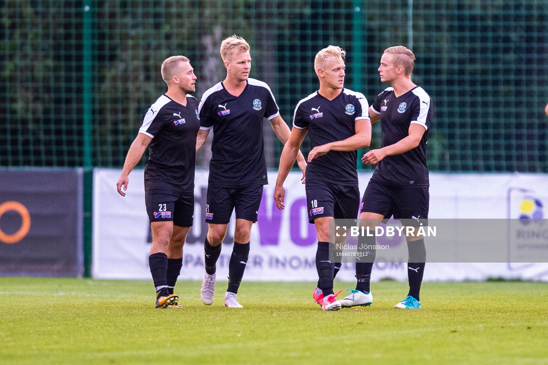 Lunds Jesper Möller jublar med lagkamrater