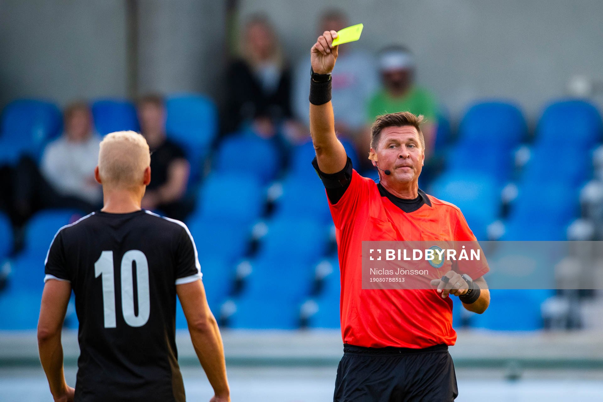 Domare Antti Kanerva utdelar en varning