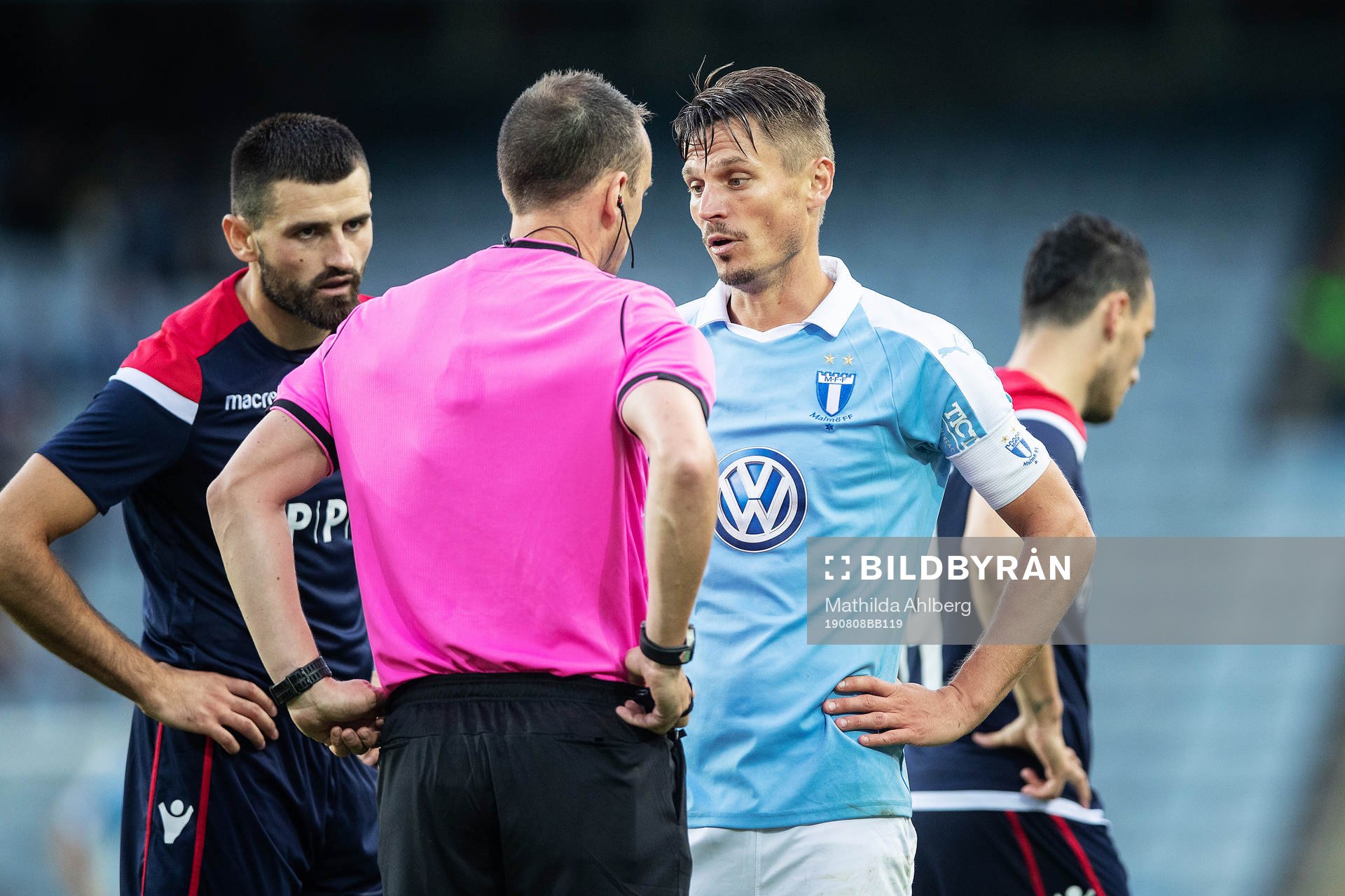 Markus Rosenberg of Malmö FF and referee Stuart Attwell