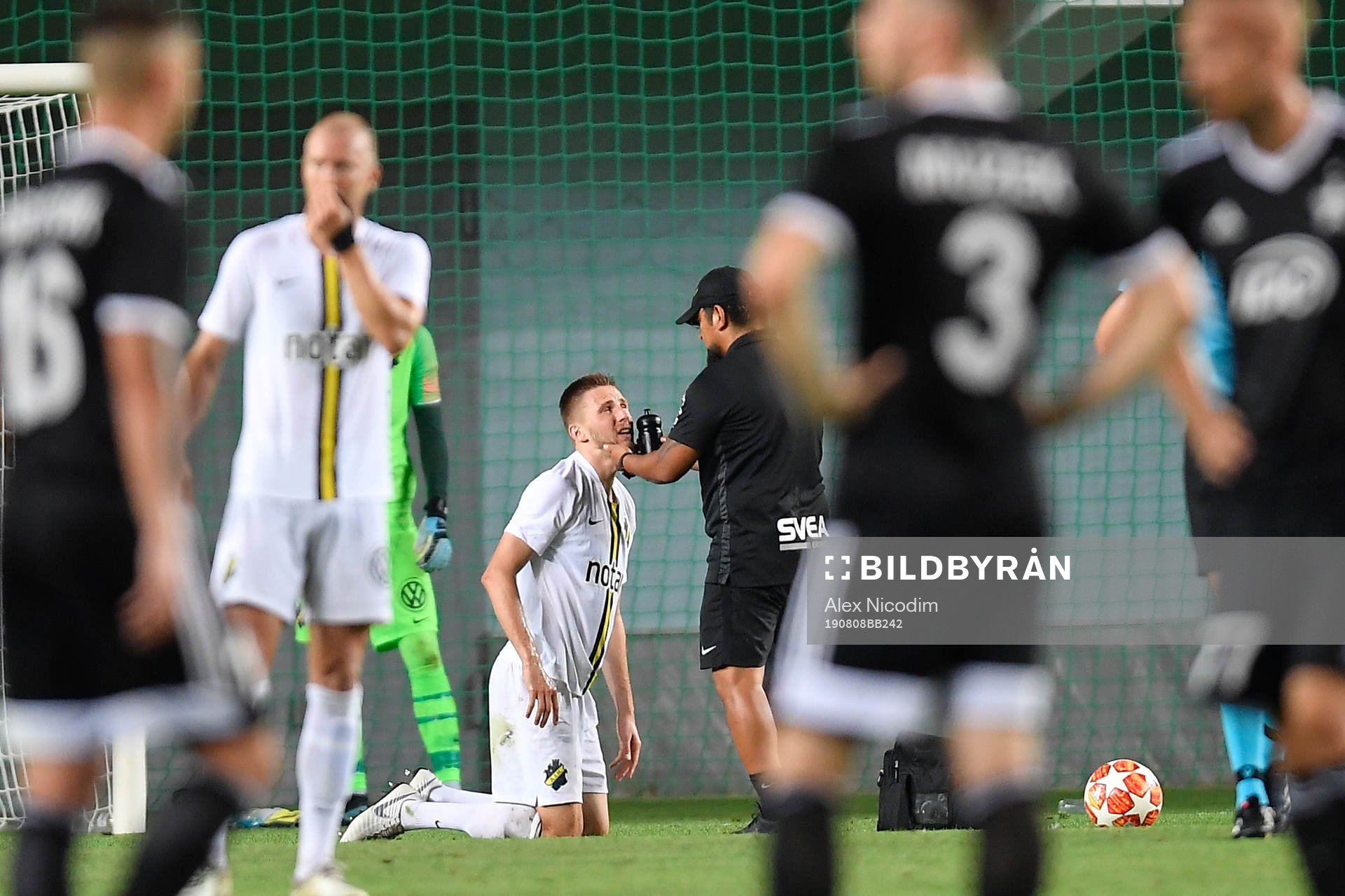 Karol Mets of AIK get injured