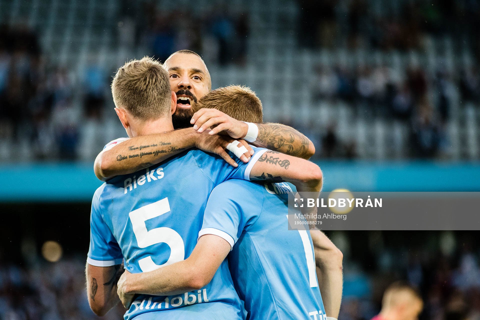 Guillermo Molins celebrates and hugs Sören Rieks and