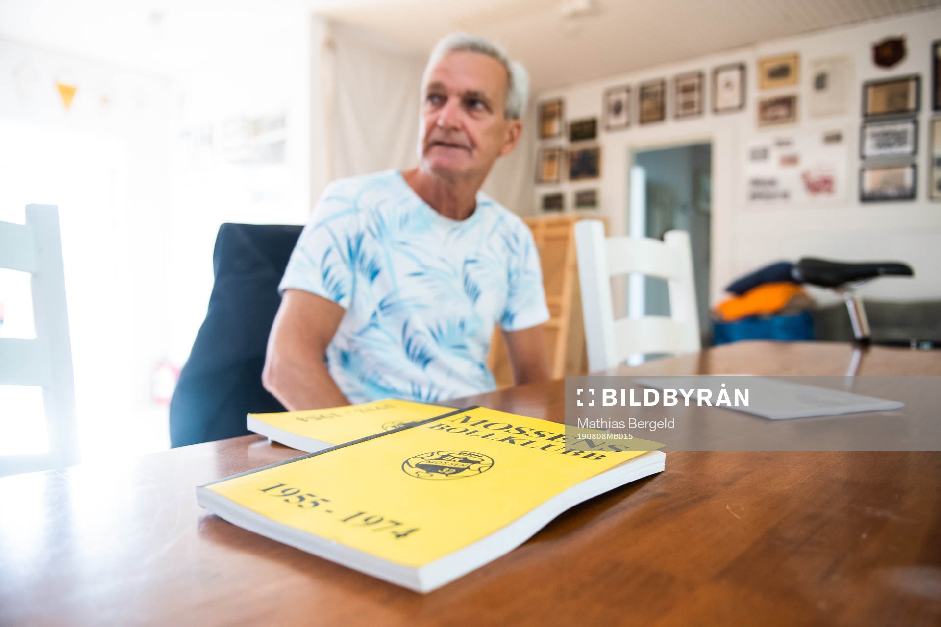 Böcker i förgrunden när Ola Löfvendahl tidigare