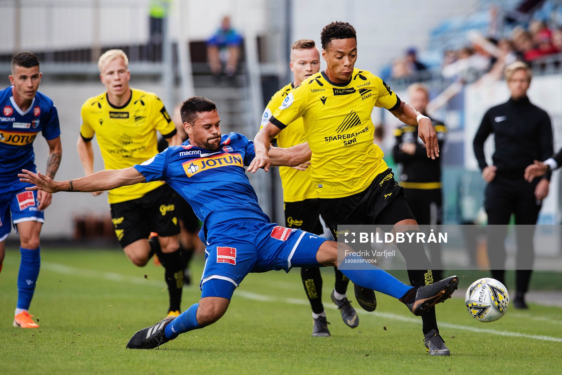 Marcos Vales Gonzalez of Sandefjord and Kevin Kabran of
