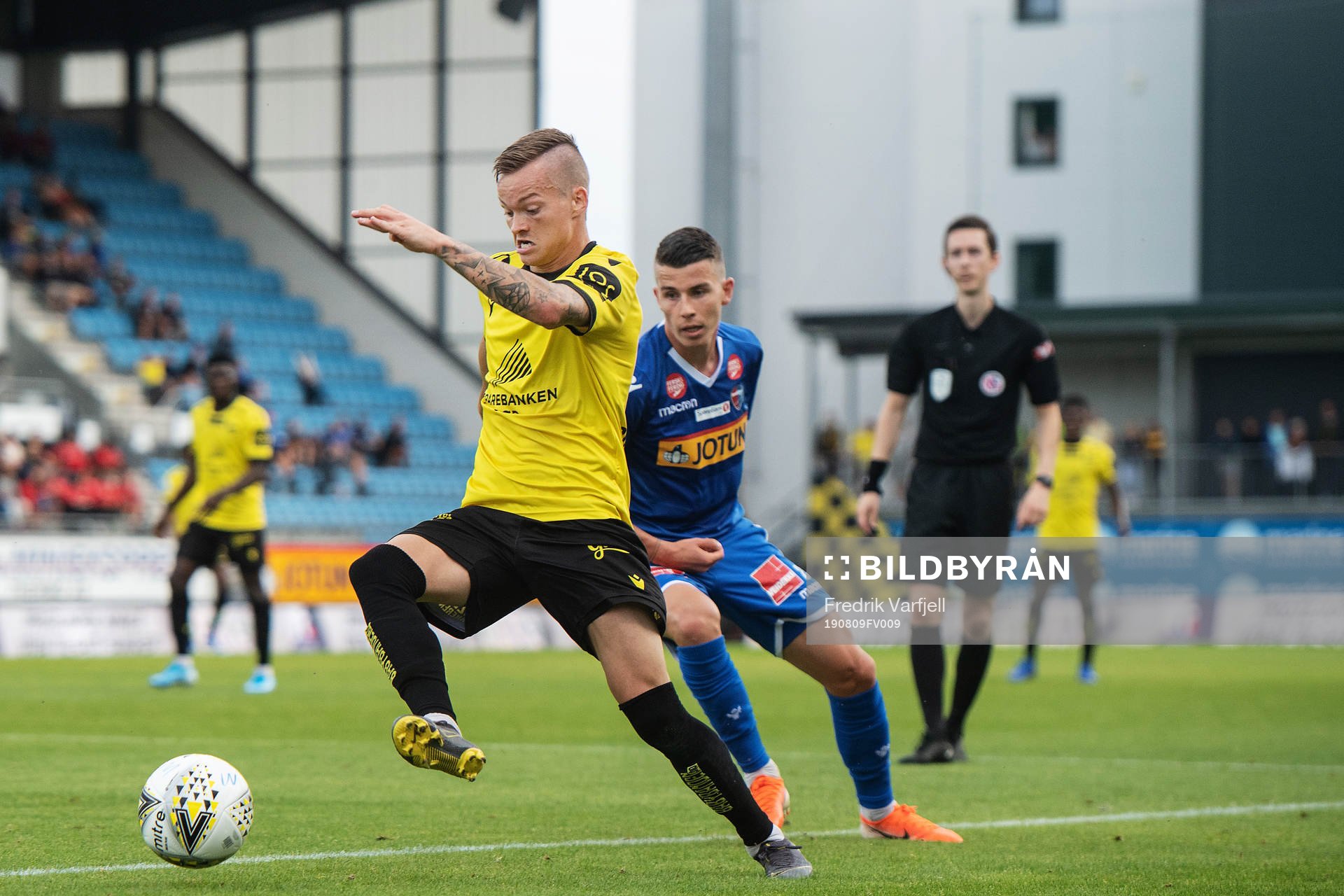 Aron Sigurdarson of Start and Enric Vallés of Sandefjord