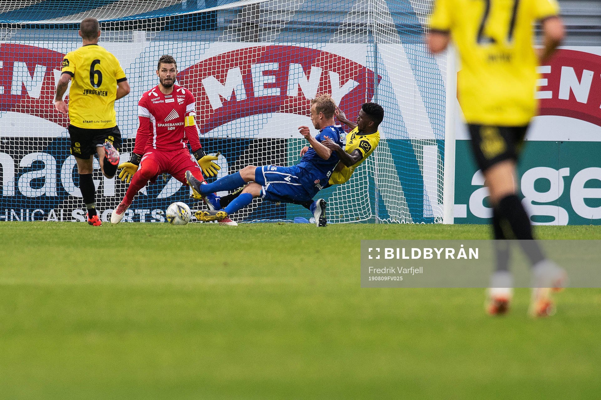 Pontus Engblom of Sandefjord and Damion Lowe of Start in a