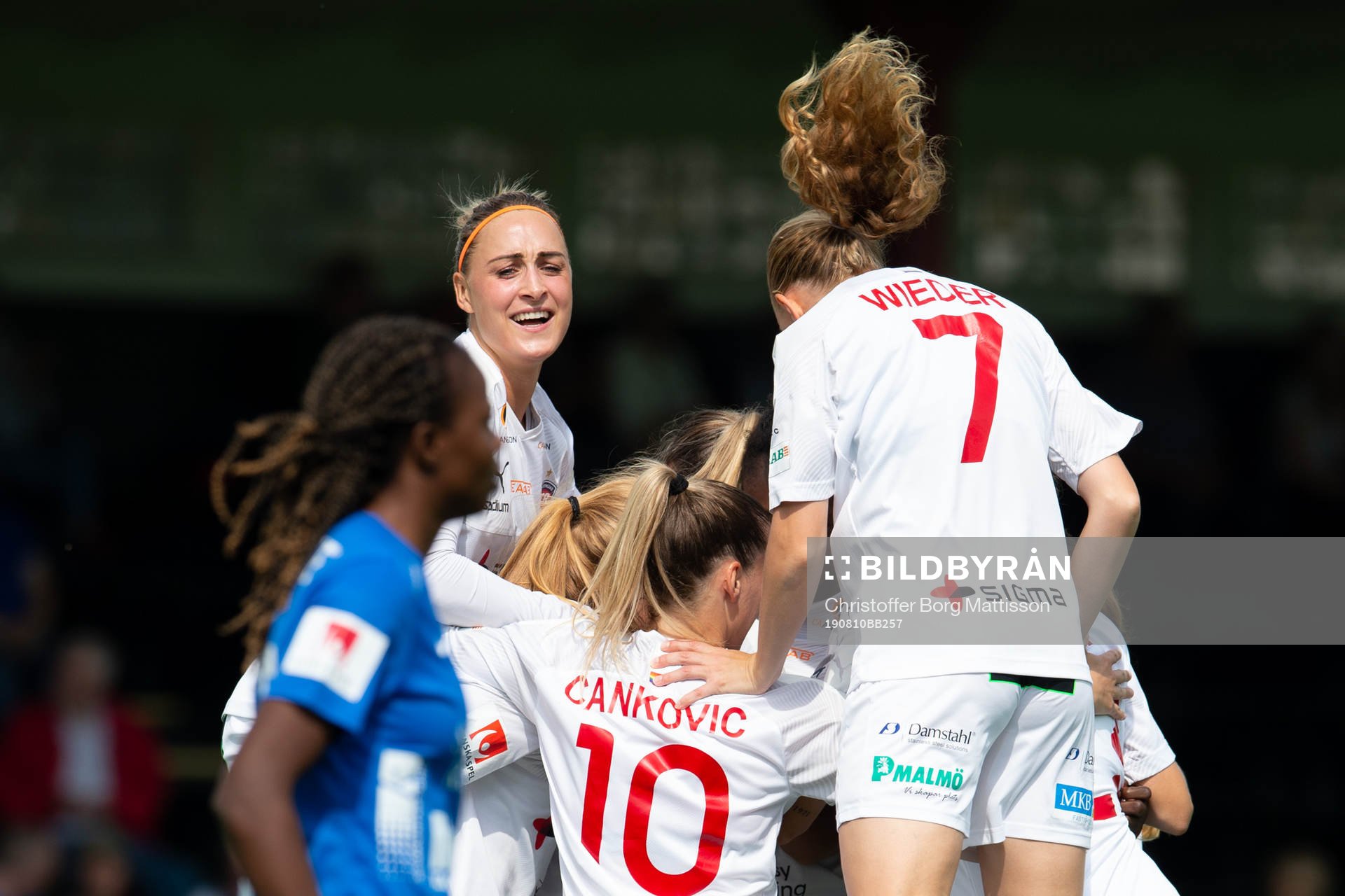 Rosengårds Sanne Troelsgaard jublar med lagkamrater