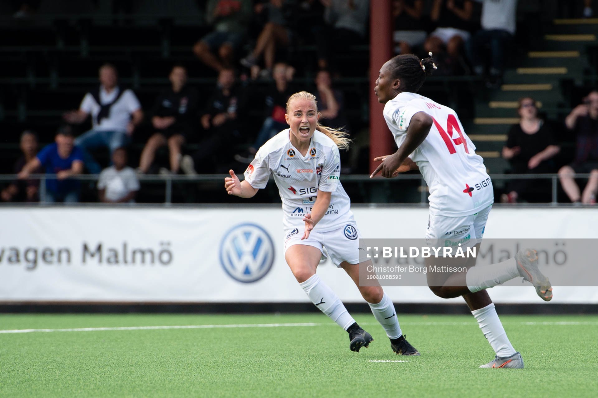 Rosengårds Ebba Wieder och Anam Imo jublar efter 2-1 under fotbollsmatchen i Damallsvenskan mellan FC Rosengård och Eskilstuna United den 10 augusti 2019 i Malmö.