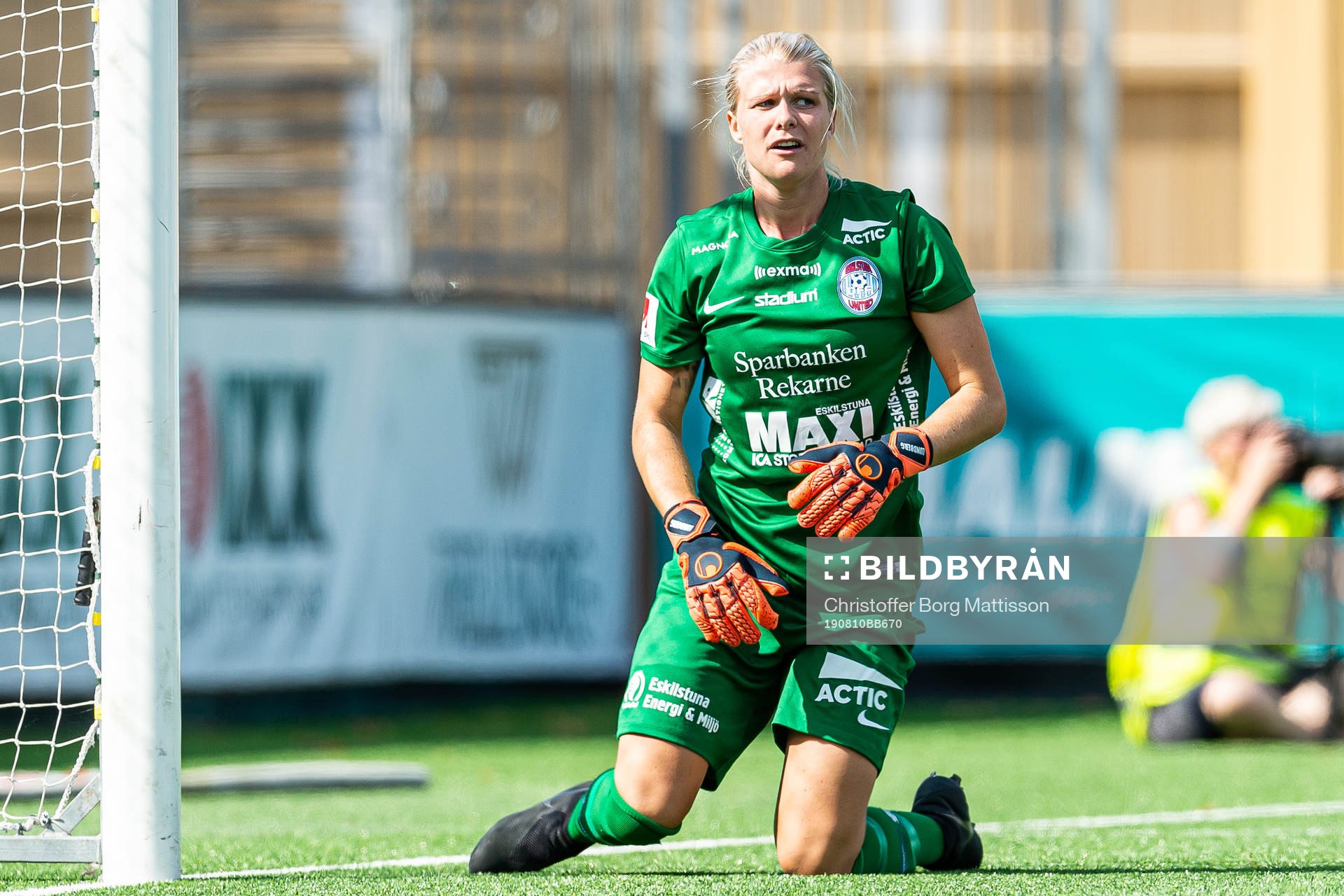Eskilstunas målvakt Emelie Lundberg deppar