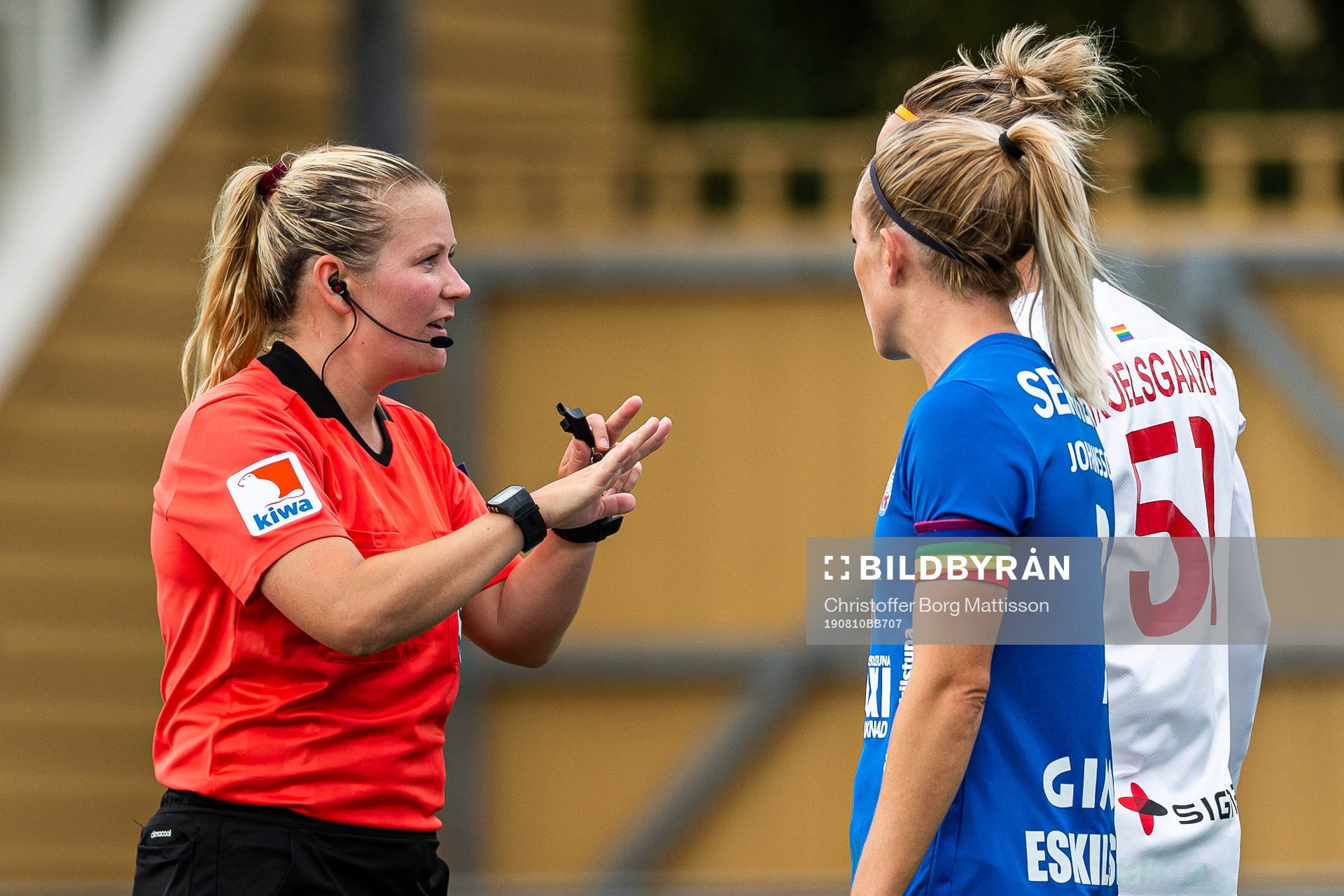 Domare Laura Rapp talar med Eskilstunas Petra Johansson och