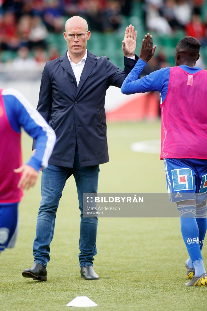 Joel Cedergren, huvudtränare innan fotbollsmatchen i