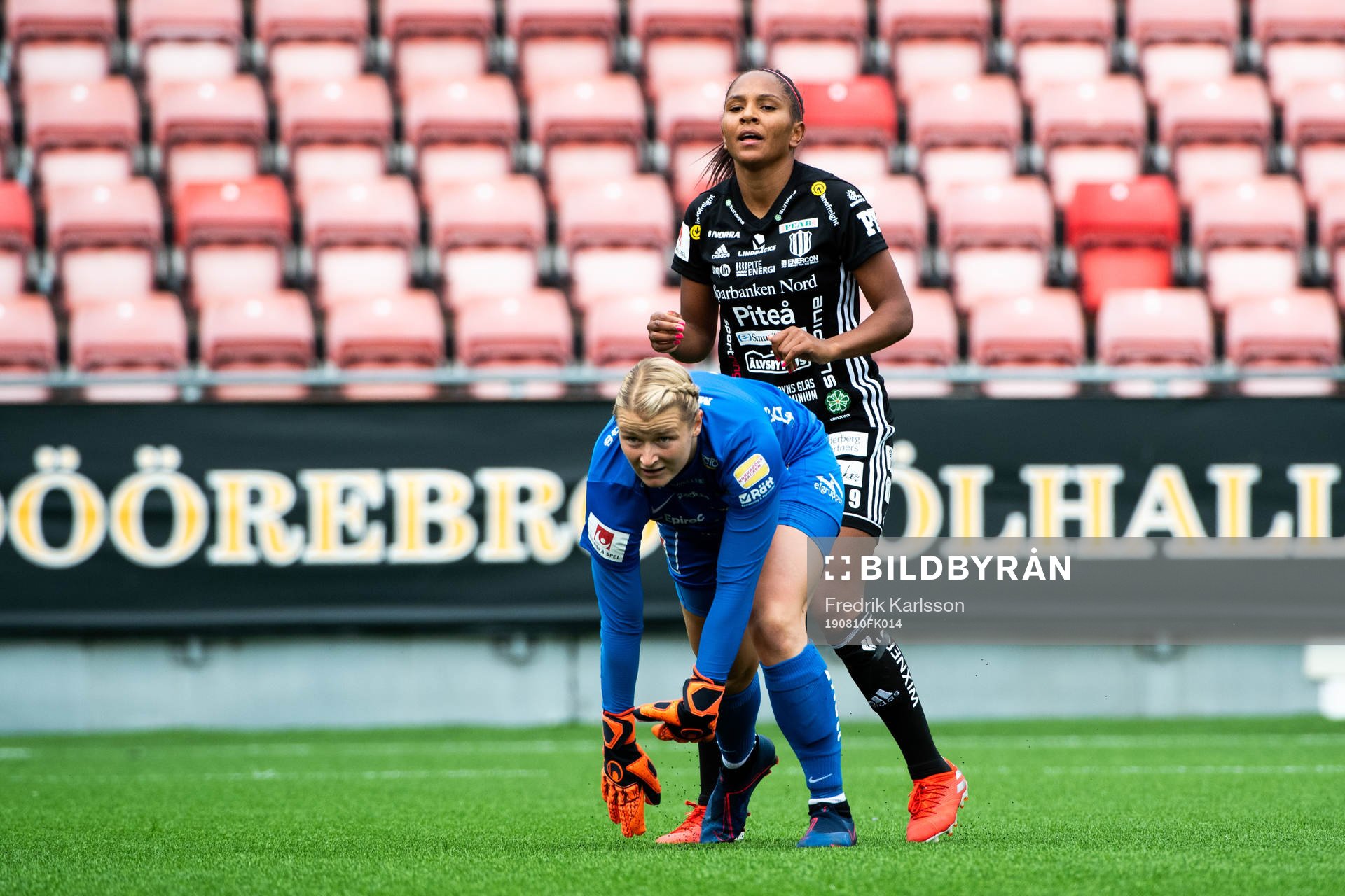 Örebros målvakt Danielle Rice och Piteås Madelen Janogy