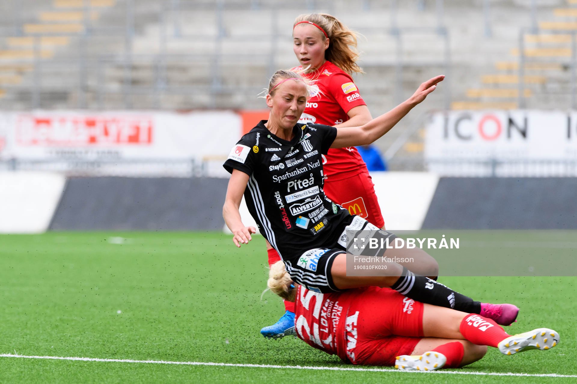 Piteås Julia Karlernäs faller i kamp med Örebros Eveliina Summanen under fotbollsmatchen i Damallsvenskan mellan Örebro och Piteå den 10 augusti 2019 i Örebro.
