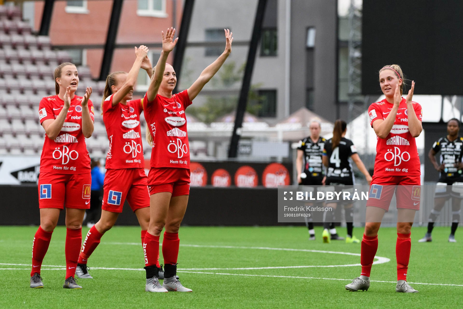Örebros spelare jublar och tackar publiken efter fotbollsmatchen i Damallsvenskan mellan Örebro och Piteå den 10 augusti 2019 i Örebro.