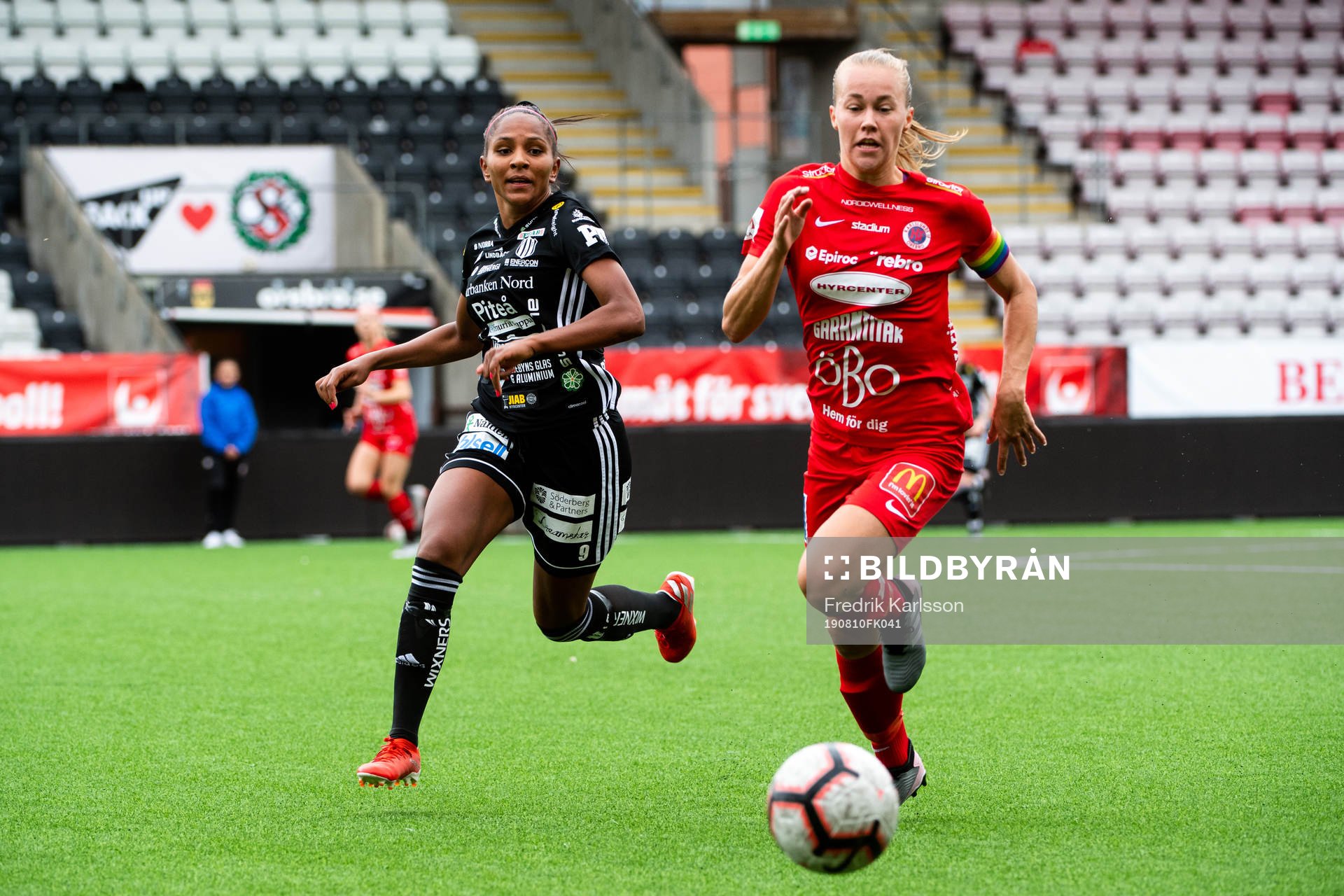 Piteås Madelen Janogy och Örebros Frida Abrahamsson under fotbollsmatchen i Damallsvenskan mellan Örebro och Piteå den 10 augusti 2019 i Örebro.
