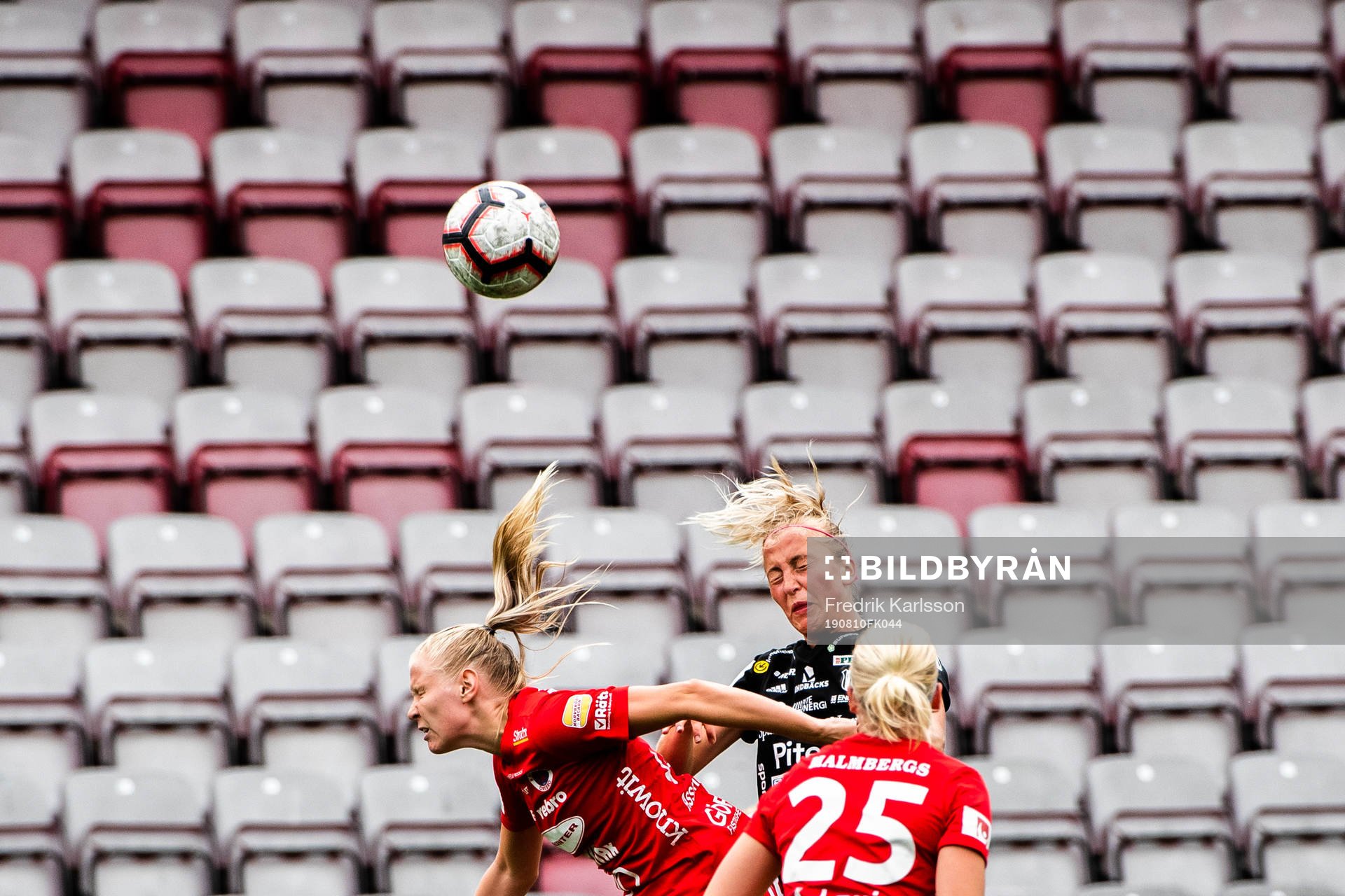 Örebros Elin Rombing 0ch Piteås Julia Karlernäs under fotbollsmatchen i Damallsvenskan mellan Örebro och Piteå den 10 augusti 2019 i Örebro.
