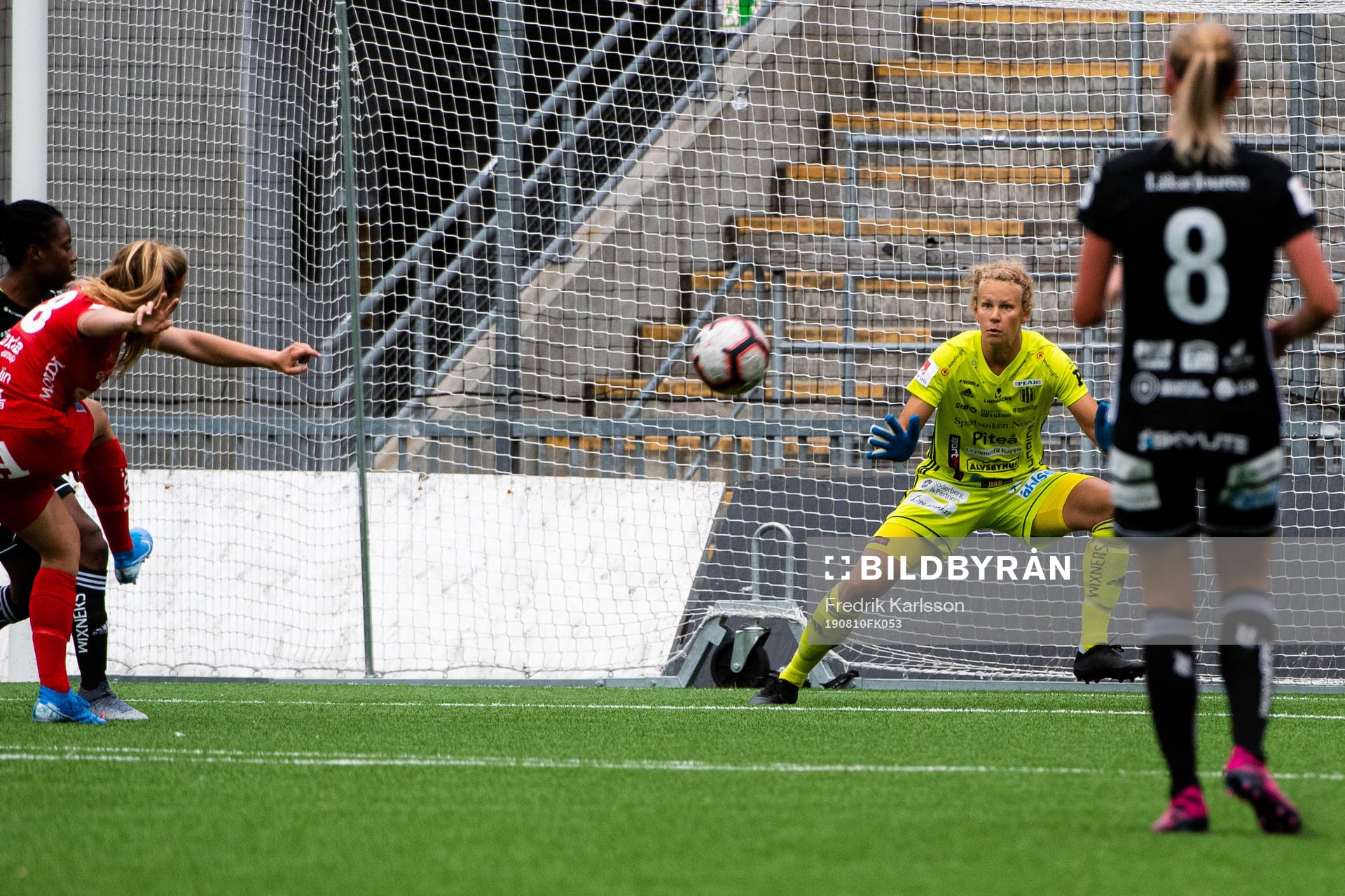 Piteås målvakt Cajsa Andersson ser på när Örebros