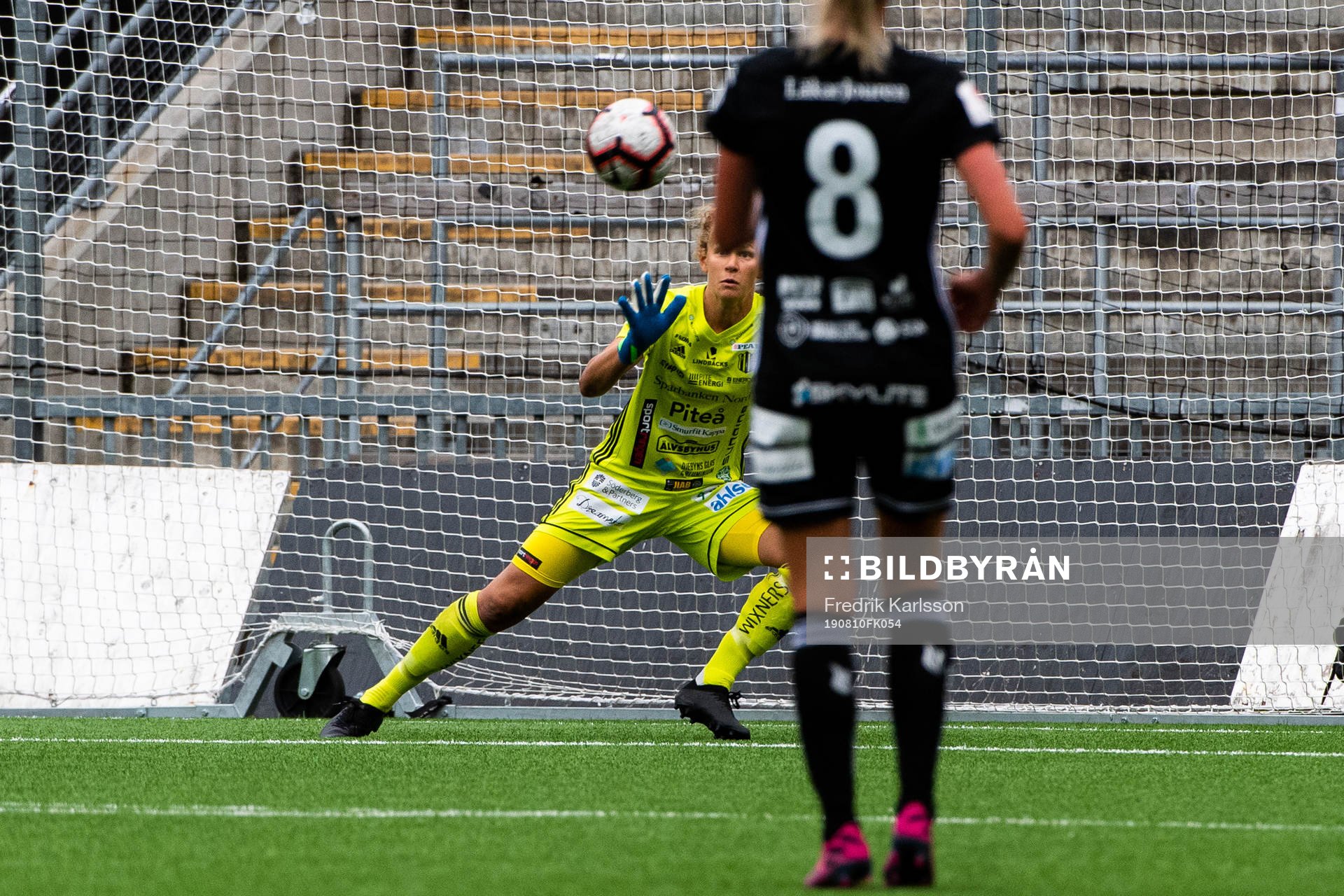 Piteås målvakt Cajsa Andersson ser på när Örebros Heidi Kollanen gör 1-0 under fotbollsmatchen i Damallsvenskan mellan Örebro och Piteå den 10 augusti 2019 i Örebro.