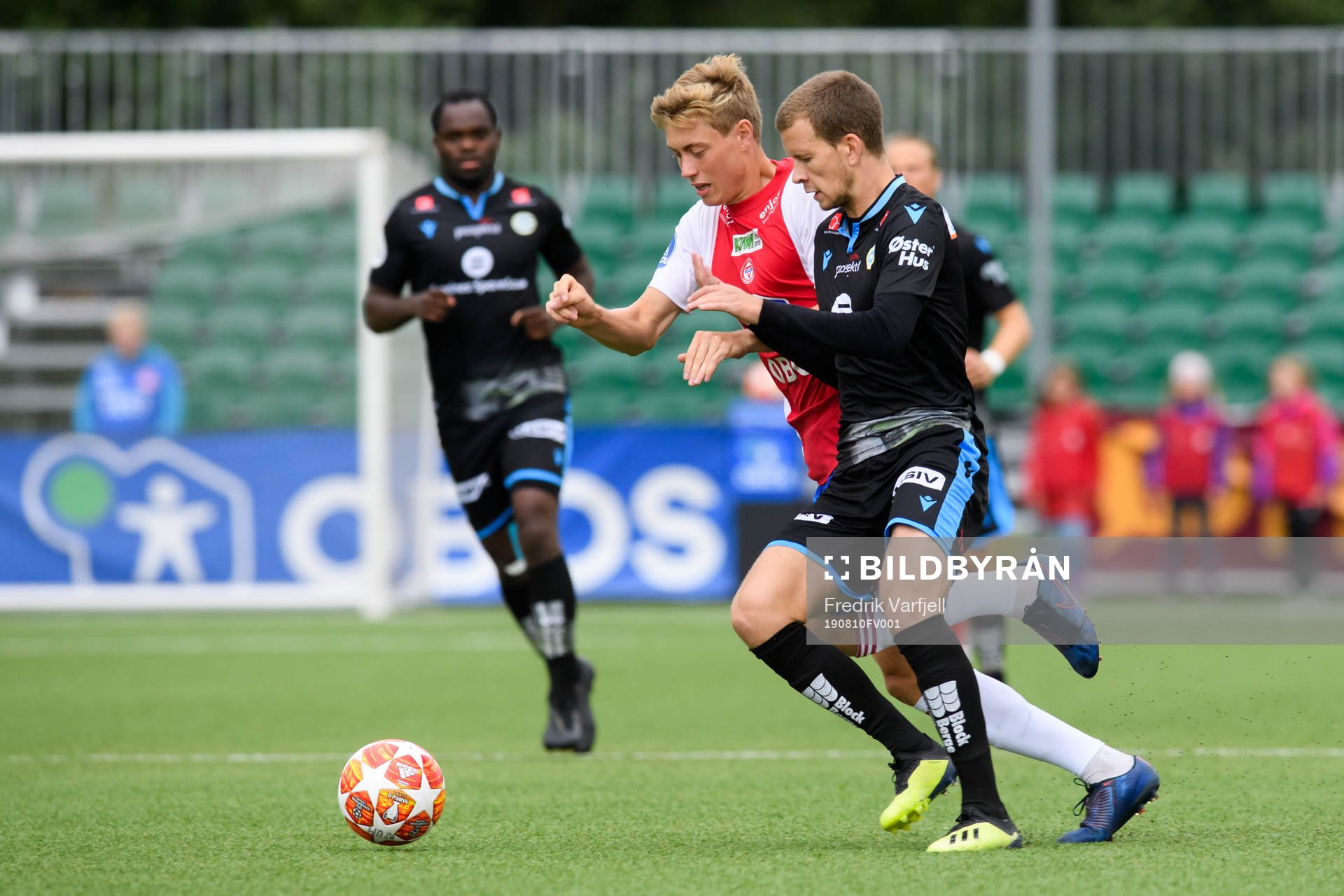 Tore André Hagbø Sørås of KFUM and Vegard Østraat