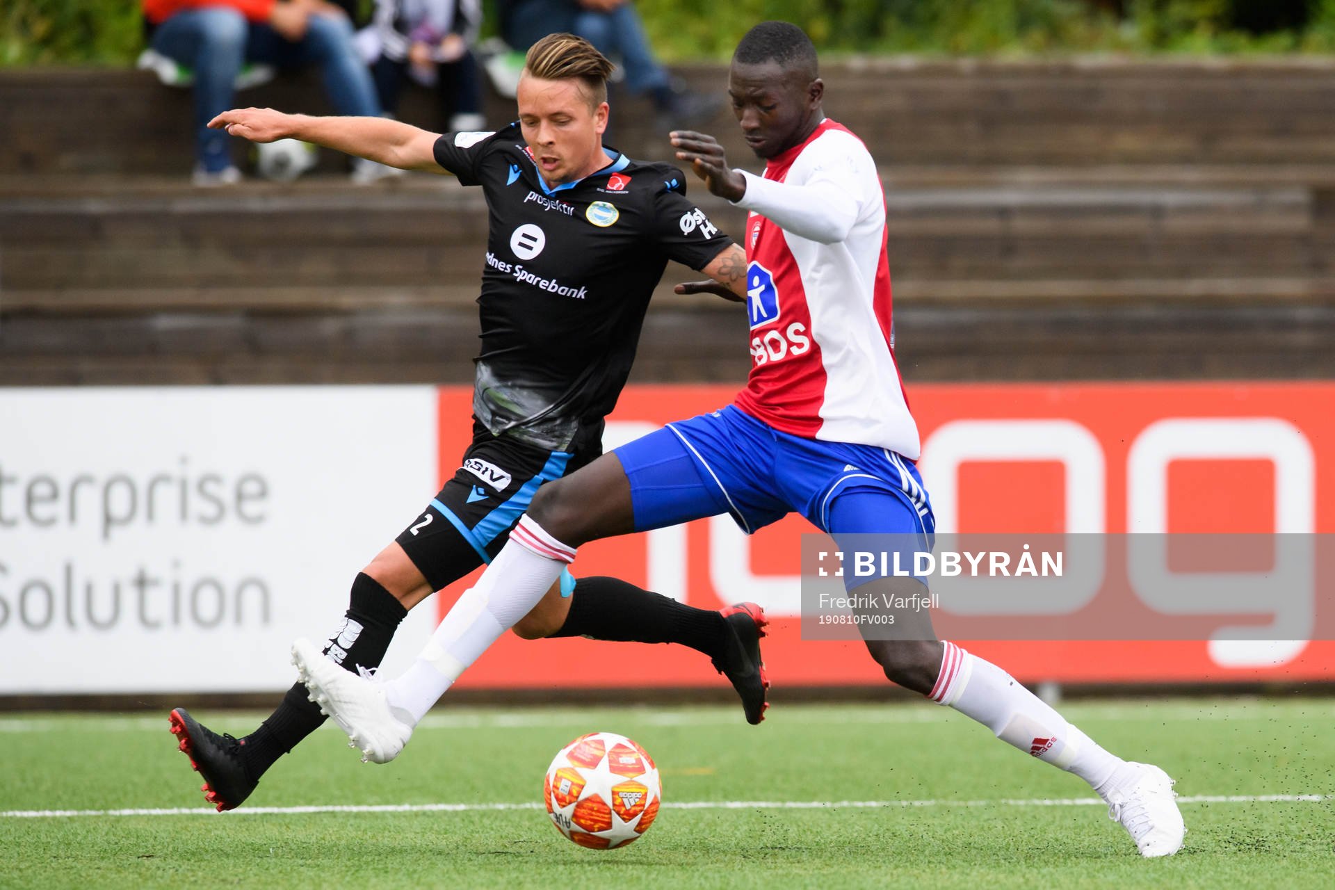 Claes Kronberg of Sandnes Ulf and Mansour Gueye of KFUM