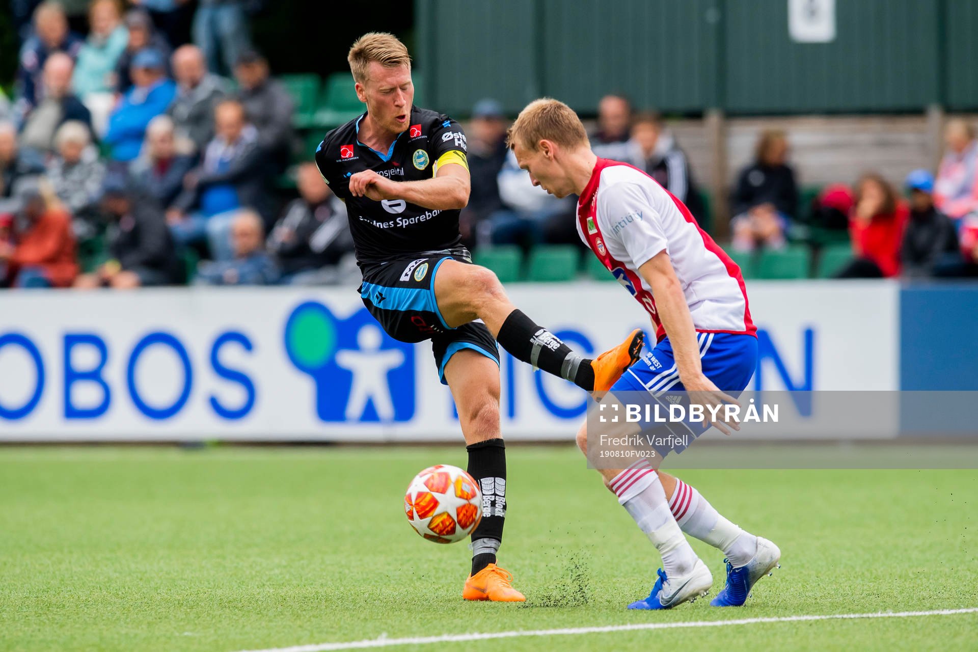 Kent Håvard Eriksen of Sandnes Ulf and Robin Rasch of KFUM