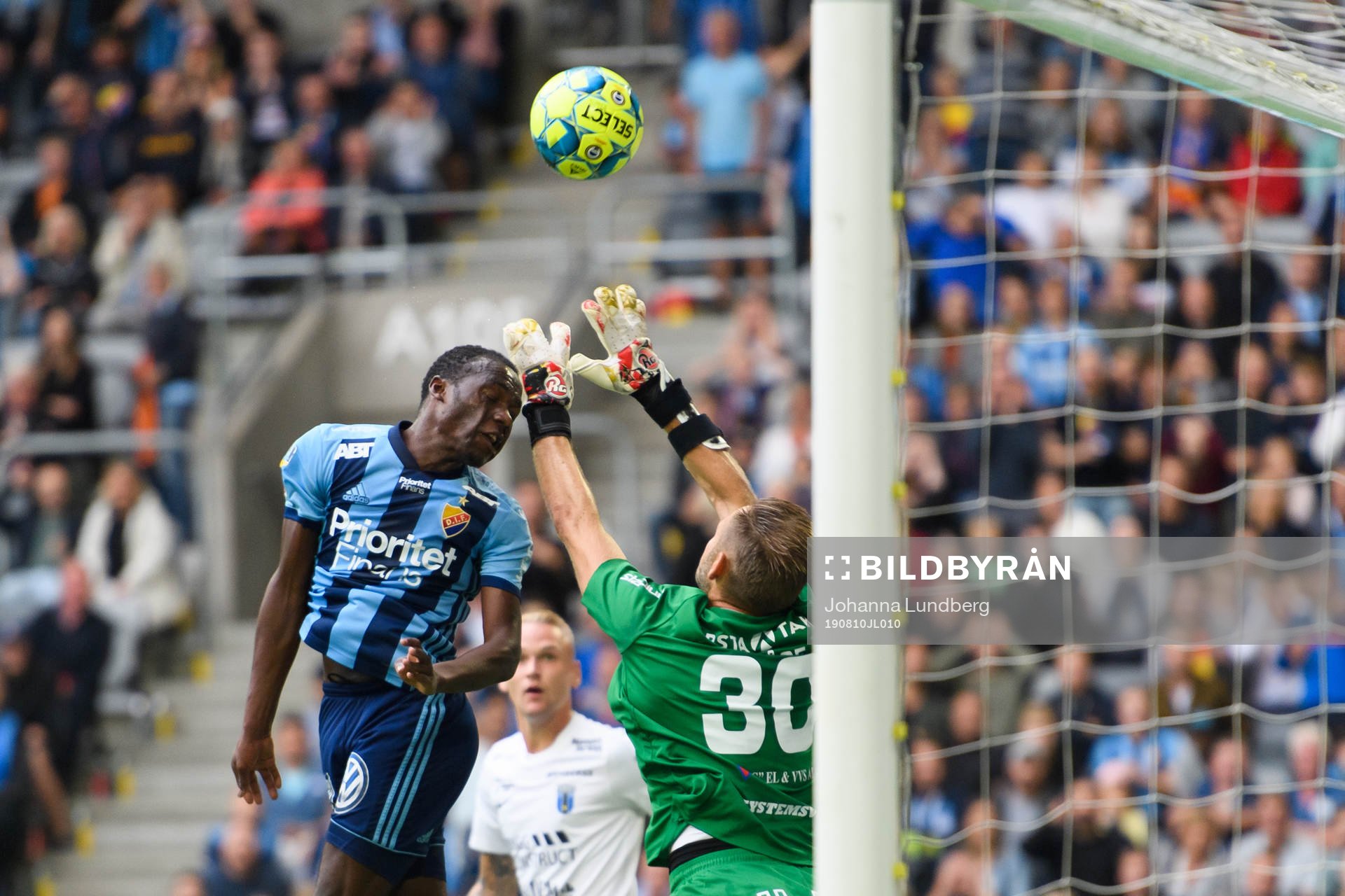 Djurgårdens Edward Chilufya oroar framför Sirius målvakt