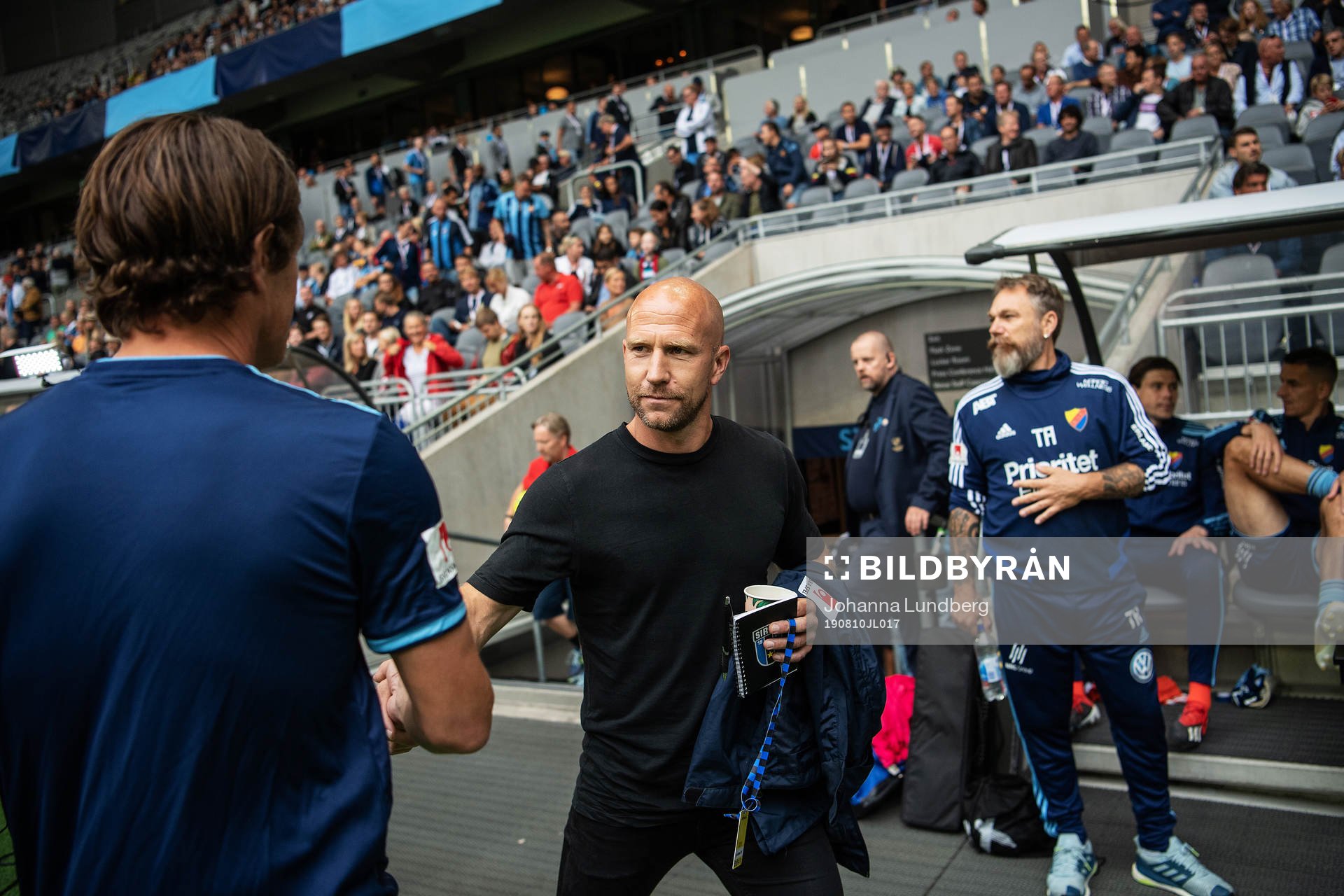 Sirius tränare Henrik Rydström hälsar på Djurgårdens