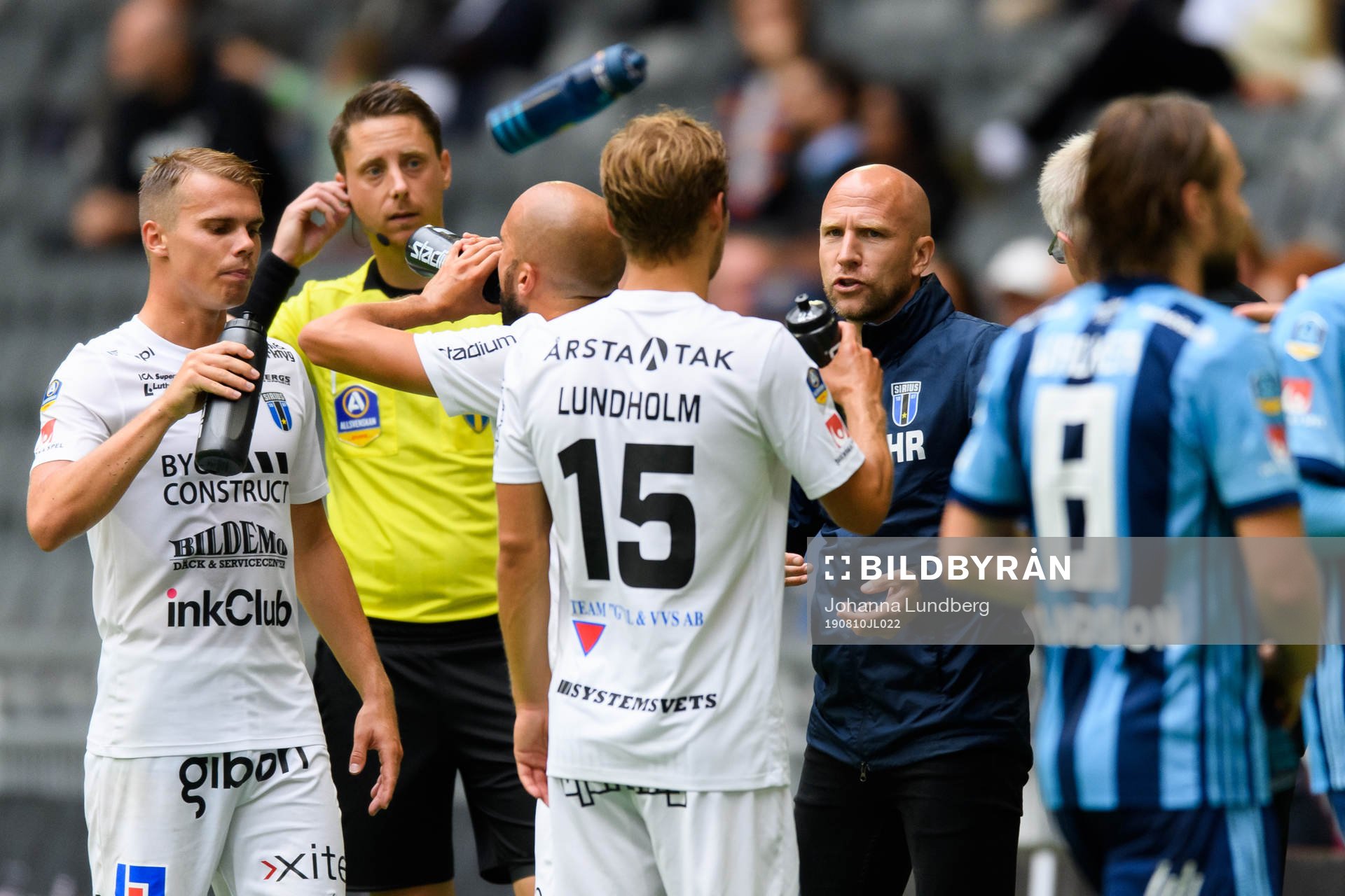 Sirius tränare Henrik Rydström pratar med spelarna i ett