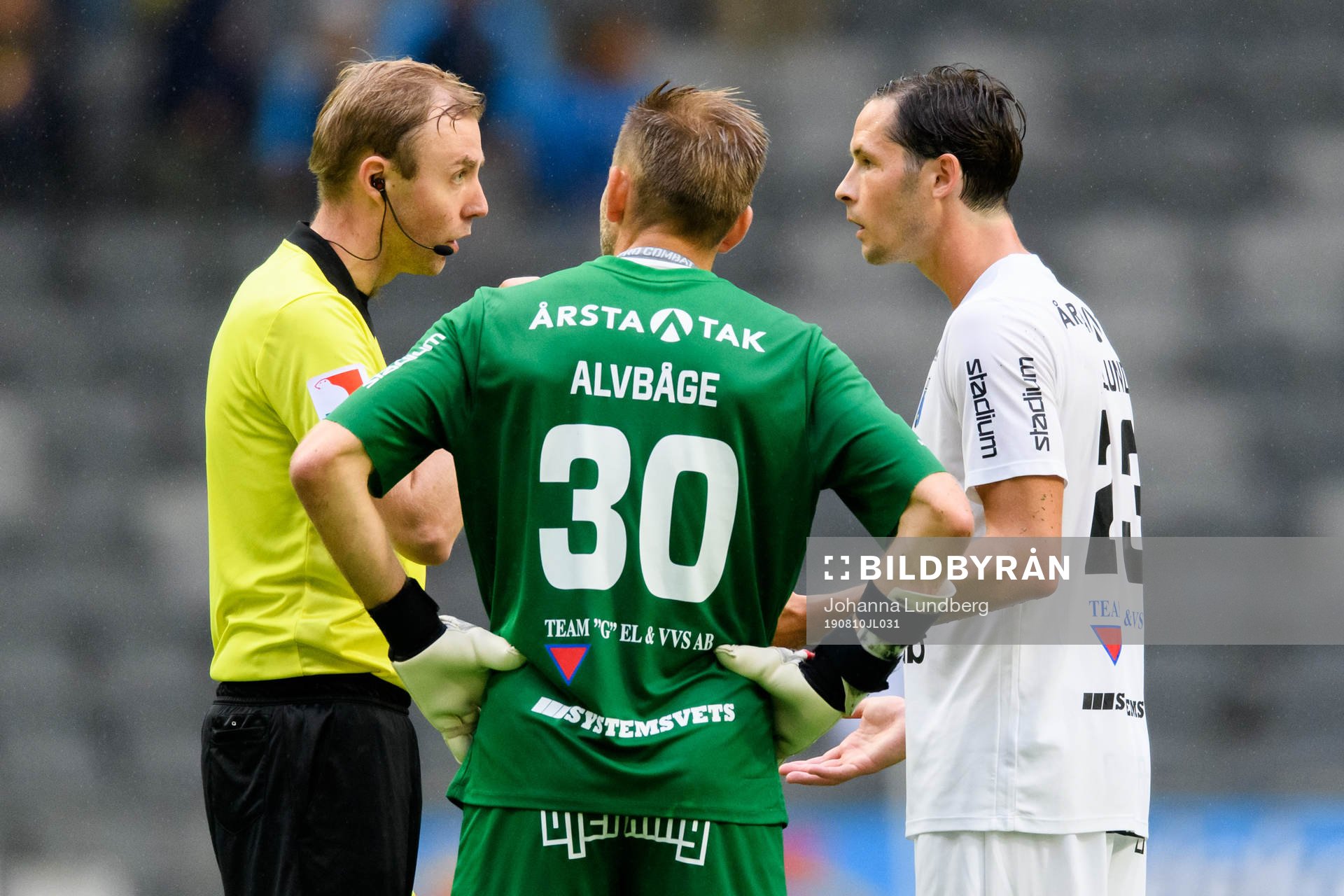 Domare Kaspar Sjöberg pratar med Sirius målvakt John
