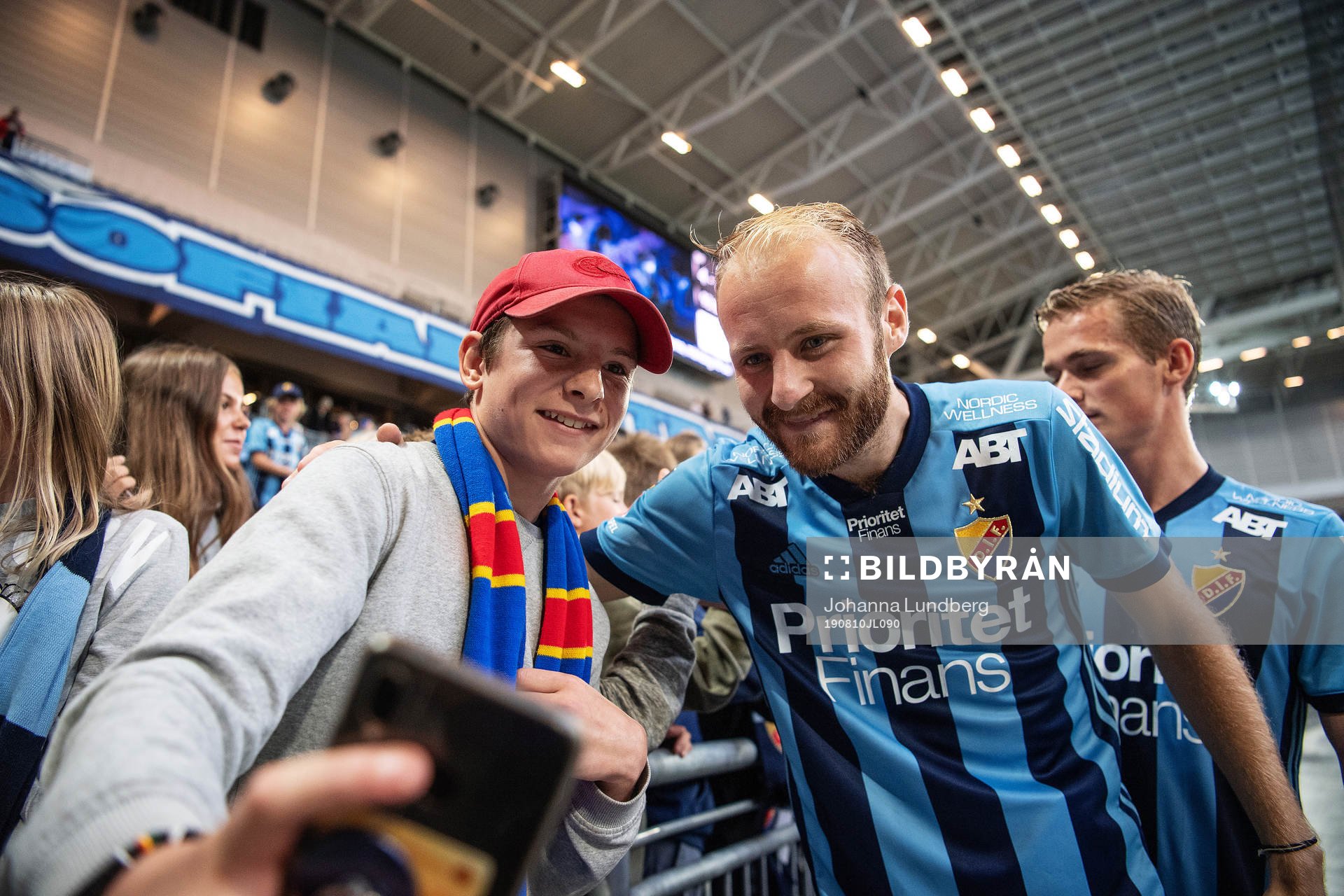 Djurgårdens Curtis Edwards  tar selfies med publiken