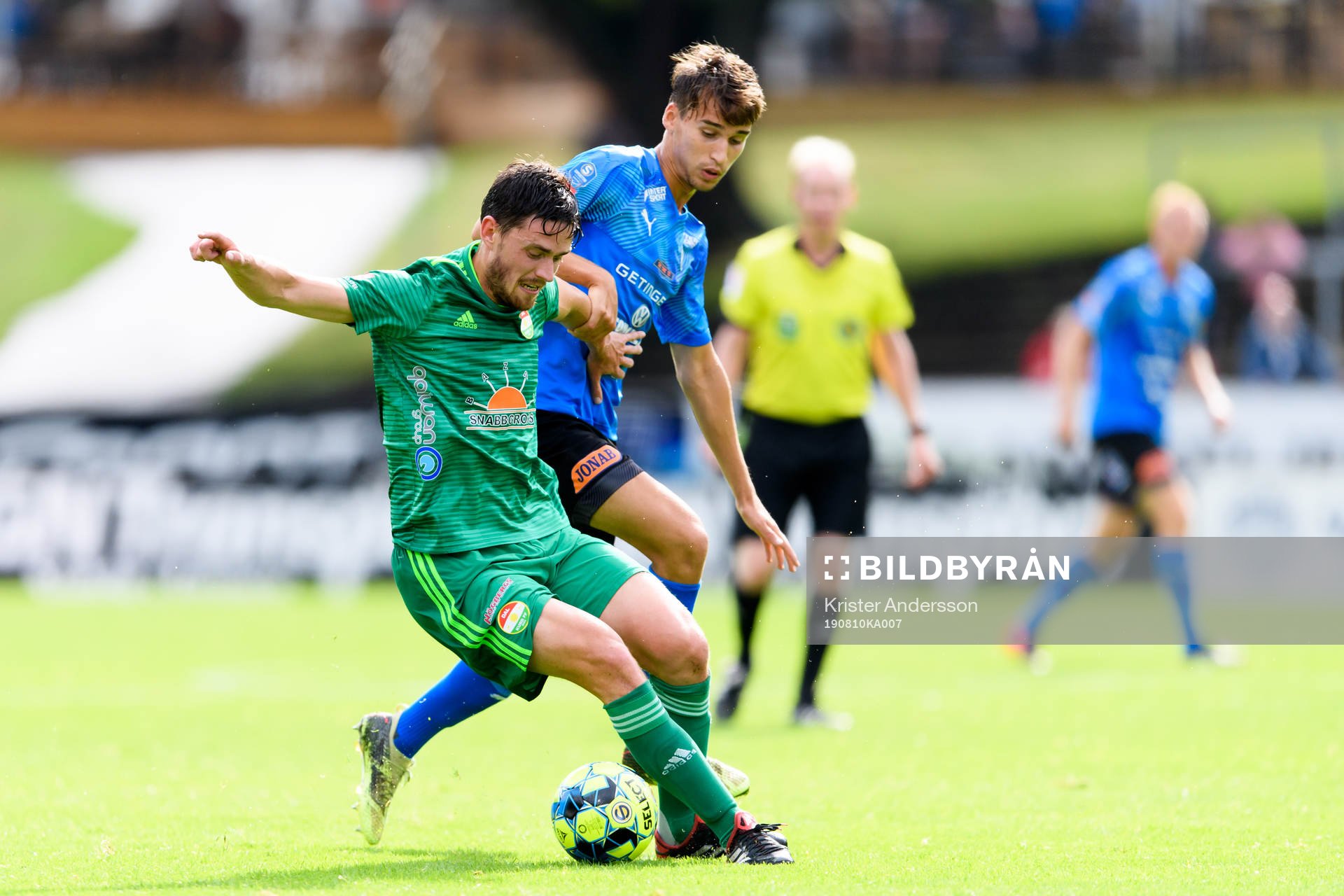 Dalkurds Robin Tranberg i kamp med Halmstads Rasmus Wiedsheim-Paul under fotbollsmatchen i Superettan mellan Halmstad och Dalkurd den 10 augusti 2019 i Halmstad.