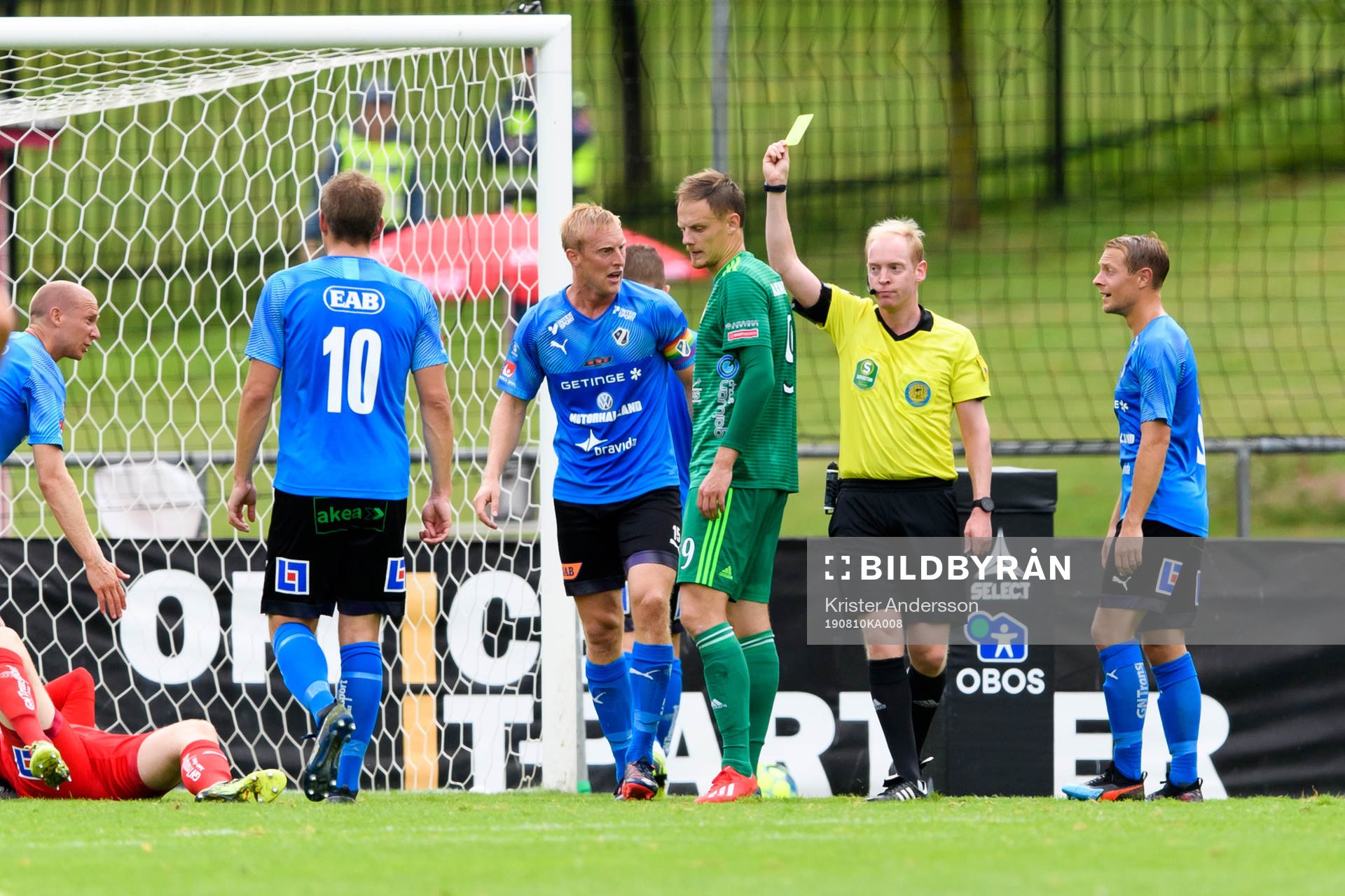 Dalkurds Simon Alexandersson tilldelas ett gult kort