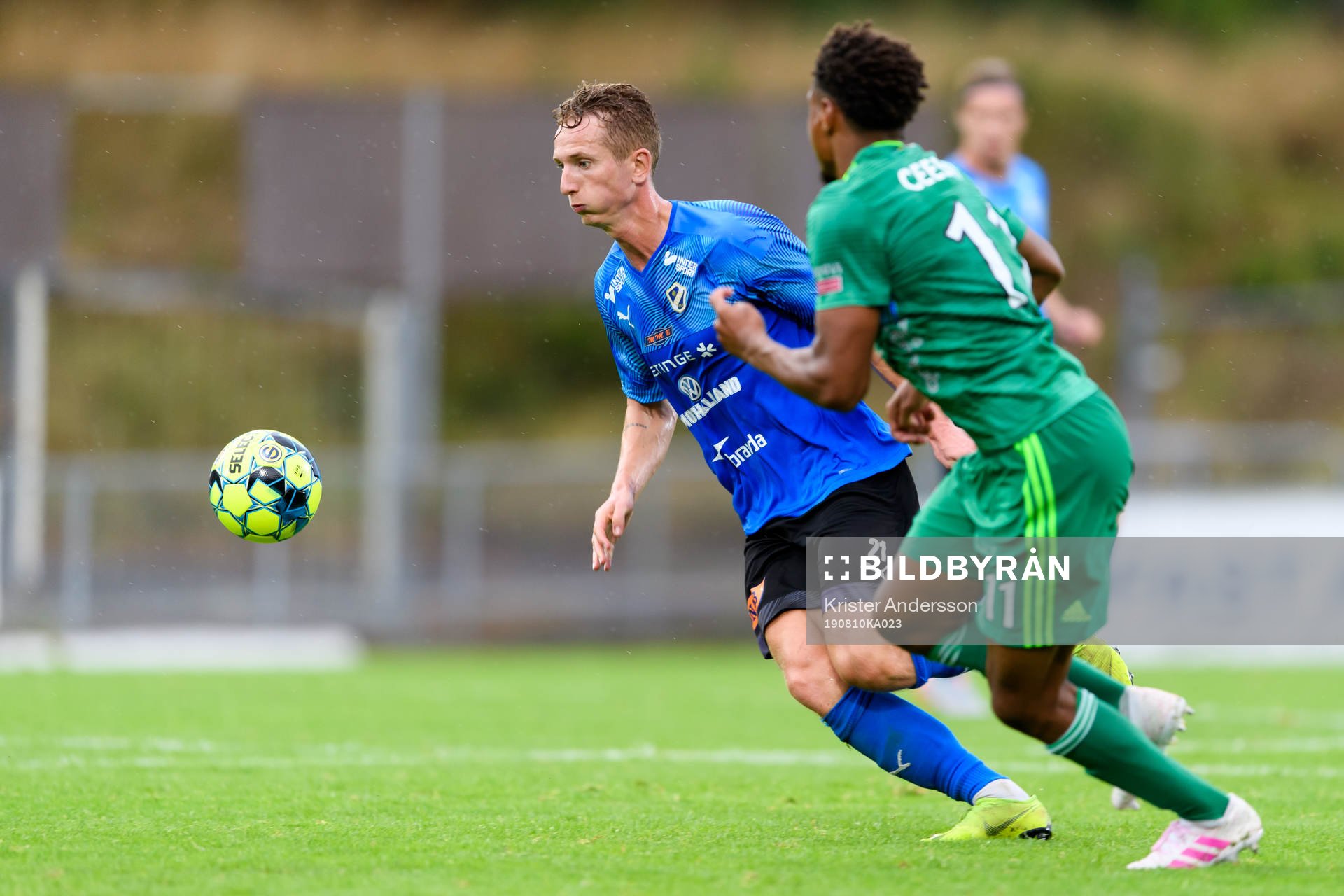 Halmstads Andreas Bengtsson och Dalkurds Joseph Ceesay under fotbollsmatchen i Superettan mellan Halmstad och Dalkurd den 10 augusti 2019 i Halmstad.