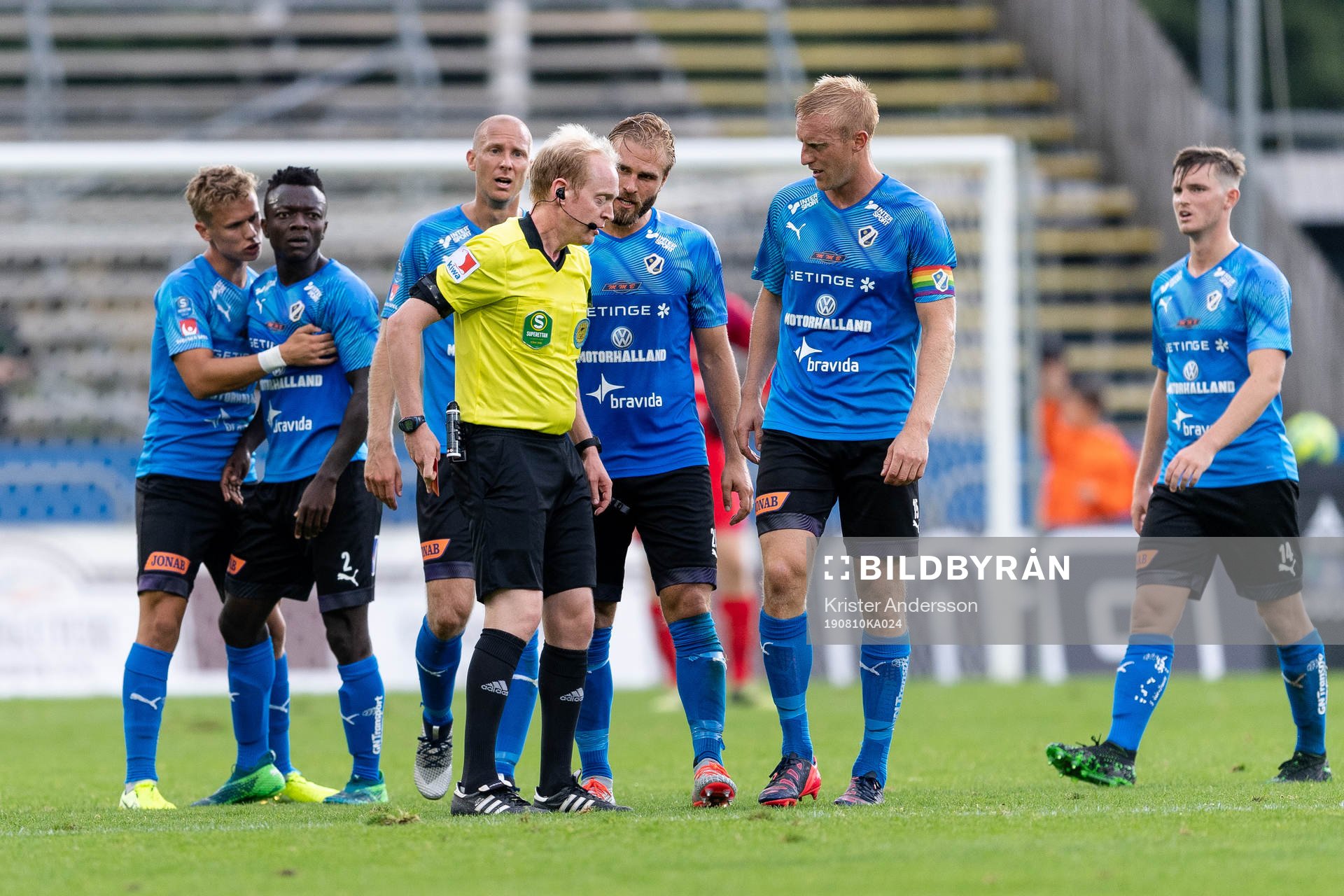 Domare Per Melin  ger Halmstads Thomas Boakye rött kort
