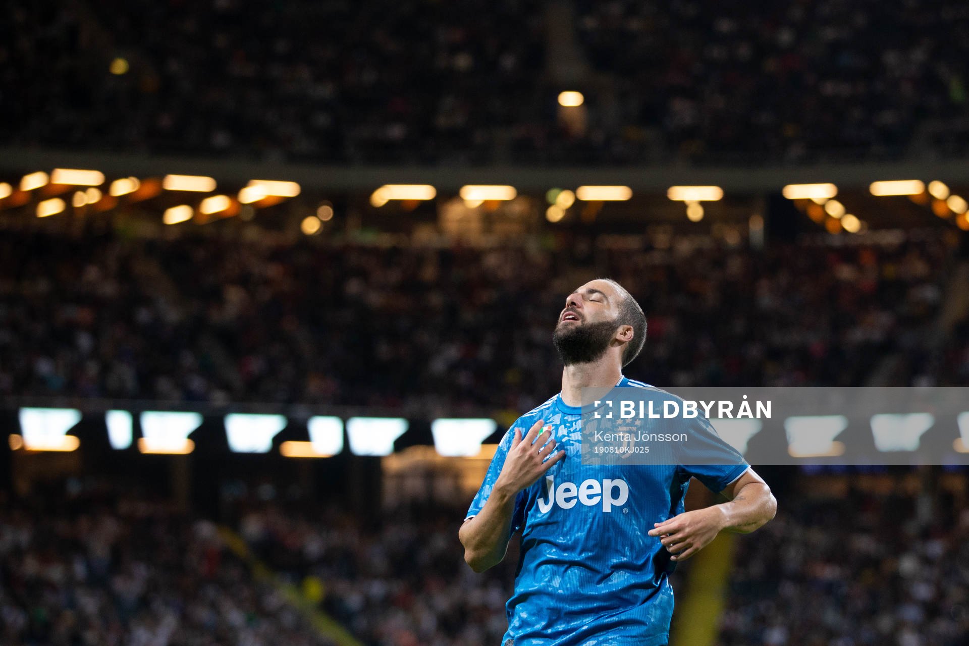 Gonzalo Higuain of Juventus looks dejected