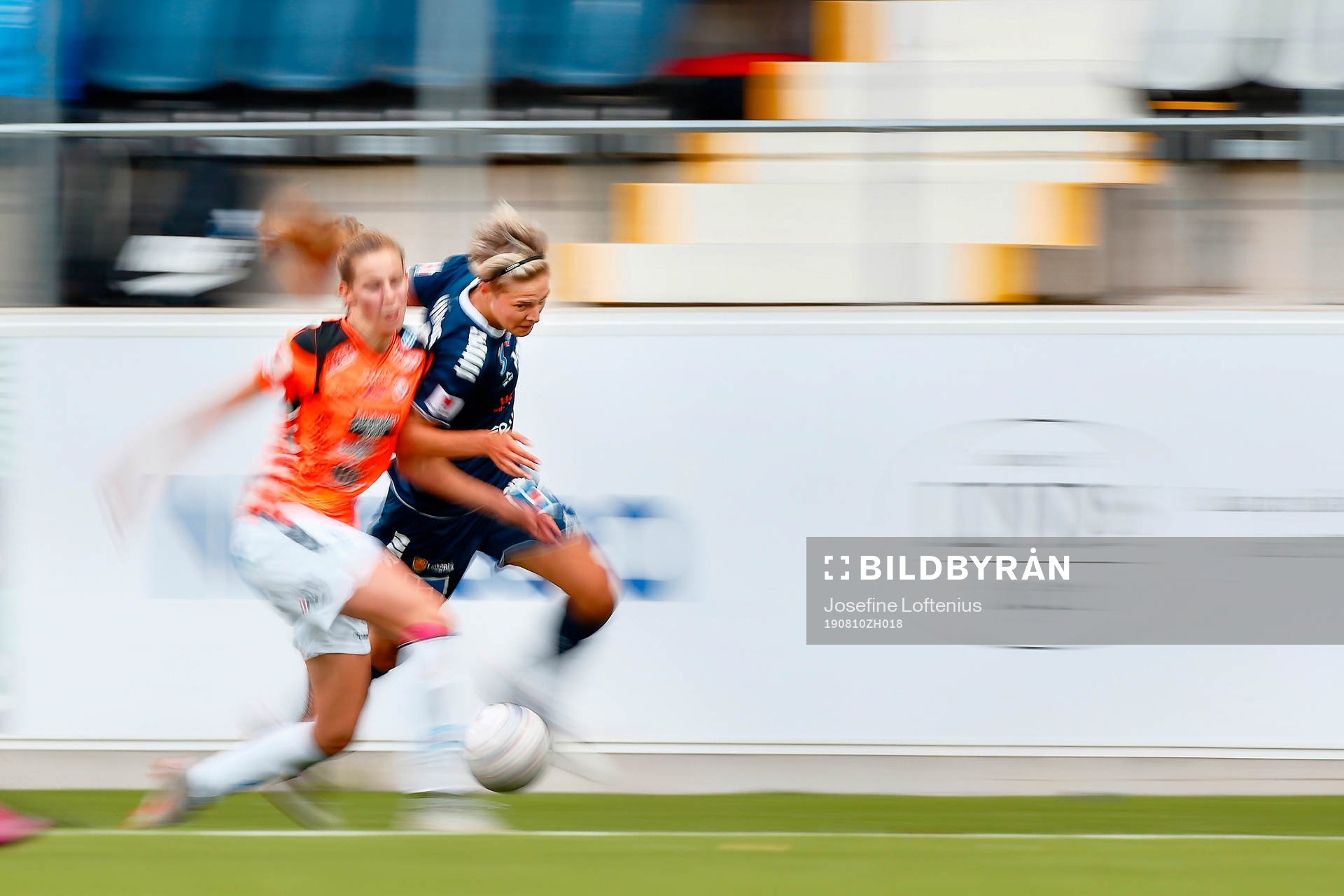 Linköpings Lina Hurtig i kamp om bollen med Kristianstads