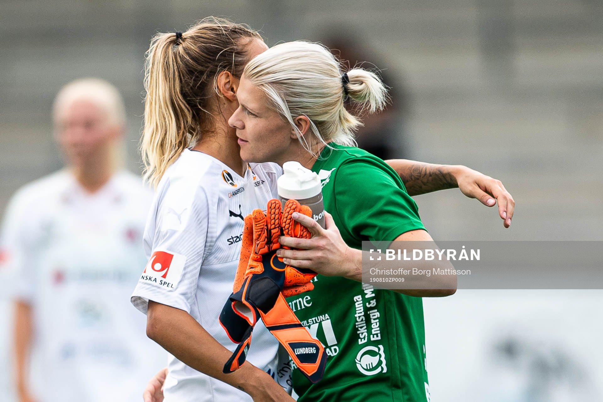 Rosengårds Nathalie Björn kramar om Eskilstunas målvakt