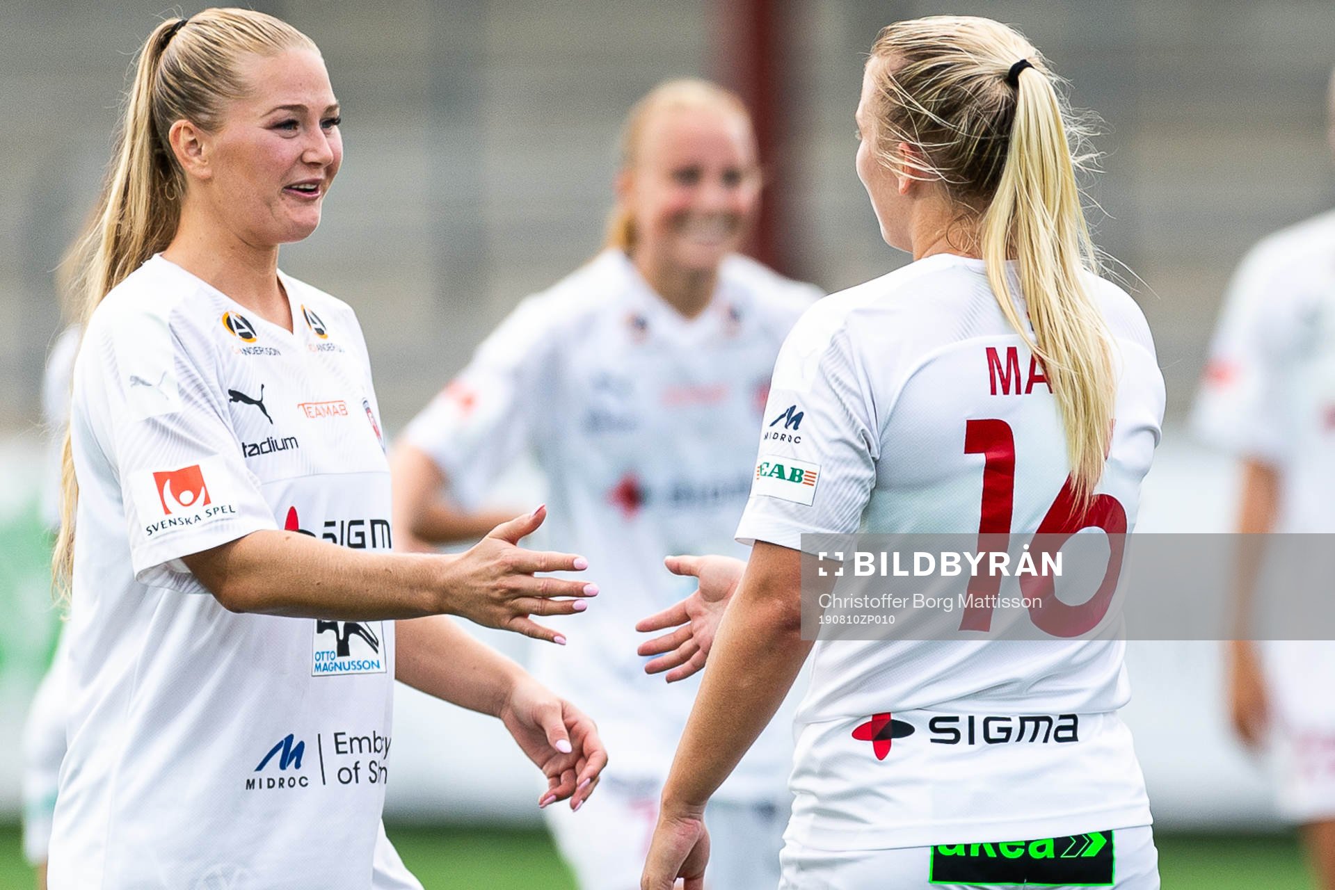 Rosengårds Lisa-Marie Utland och Hailie Mace jublar efter fotbollsmatchen i Damallsvenskan mellan FC Rosengård och Eskilstuna United den 10 augusti 2019 i Malmö.