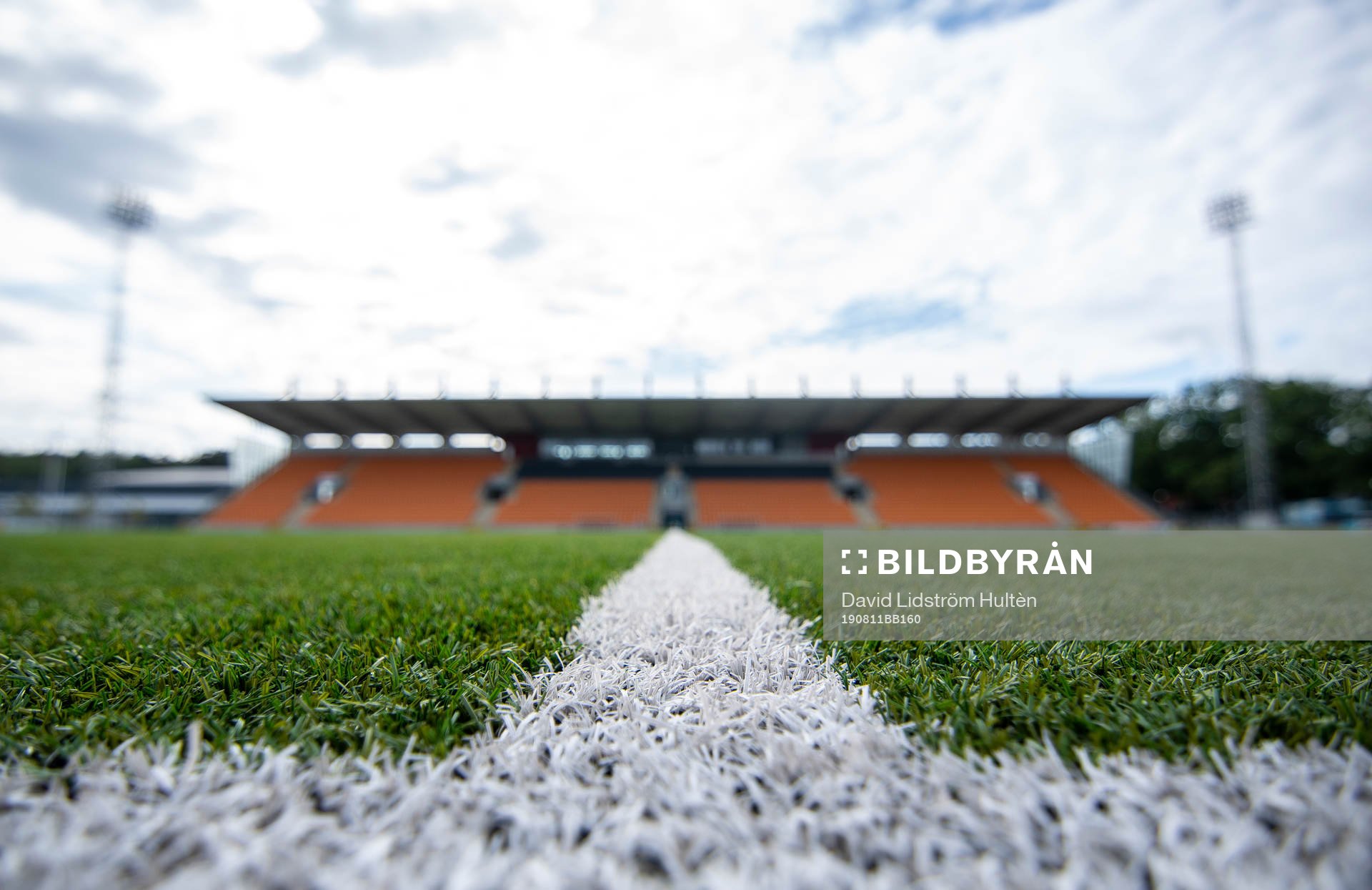 Konstgräs vid mittlinjen på Solid Park Arena