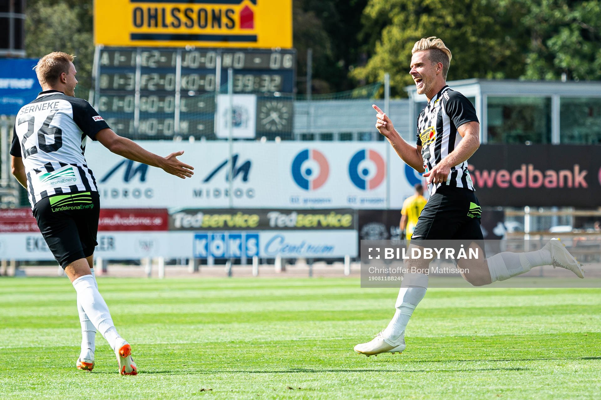 Landskronas Jonathan Asp och Linus R Olsson jublar
