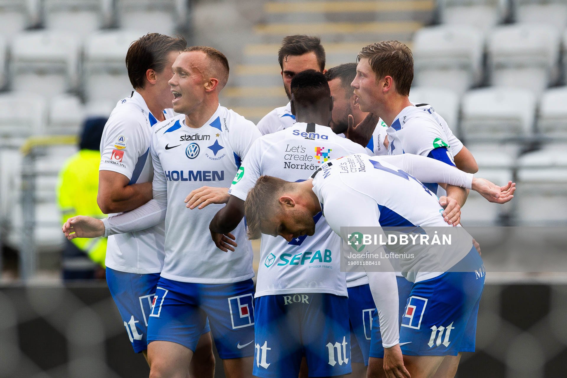 IFK Norrköpings Alexander Fransson jublar med lagkamrater