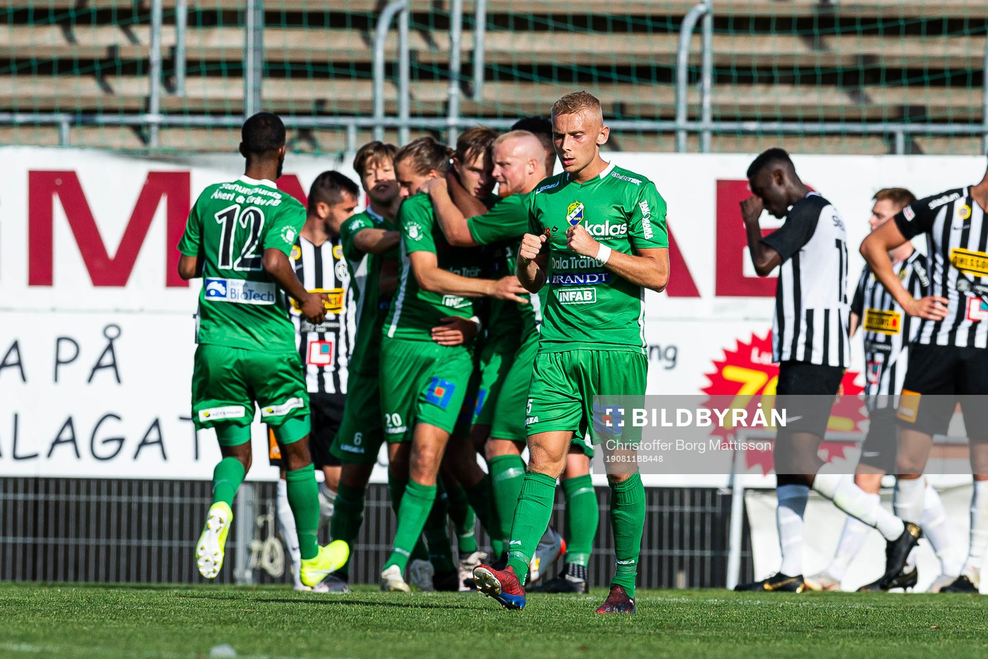 Ljungskiles Johan Brannefalk jublar tillsammans med lagkamrater efter 1-1 under fotbollsmatchen i Division 1 södra mellan Landskrona och Ljungskile den 11 augusti 2019 i Landskrona.
