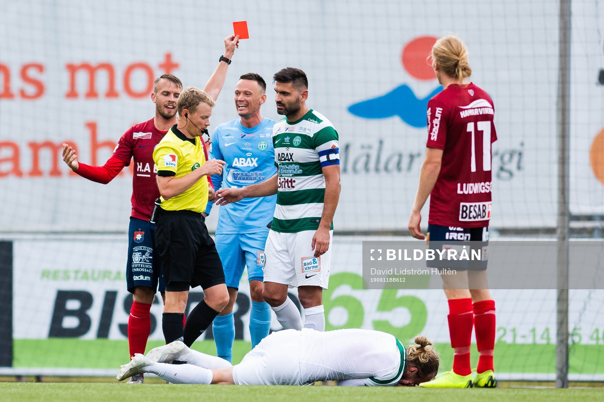 Örgrytes Simon Nilsson får rött kort av domare Fredrik